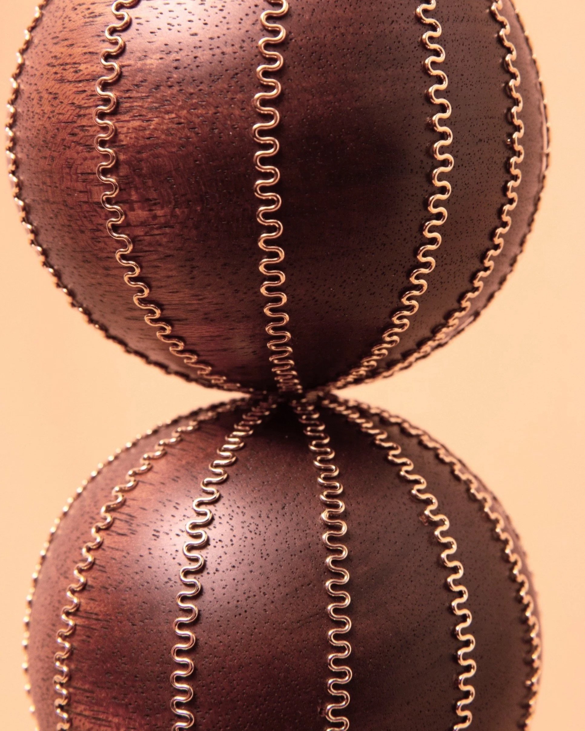  Pièce d’élégance, sculpture en bois réalisée en niangon sublimé des fils mis en forme manuellement en laiton plaquées or.  Chaque matériaux est issu d’entreprise artisanale française et/ou parisienne.  Prix sur demande.  …  Elegant art piece, wood s