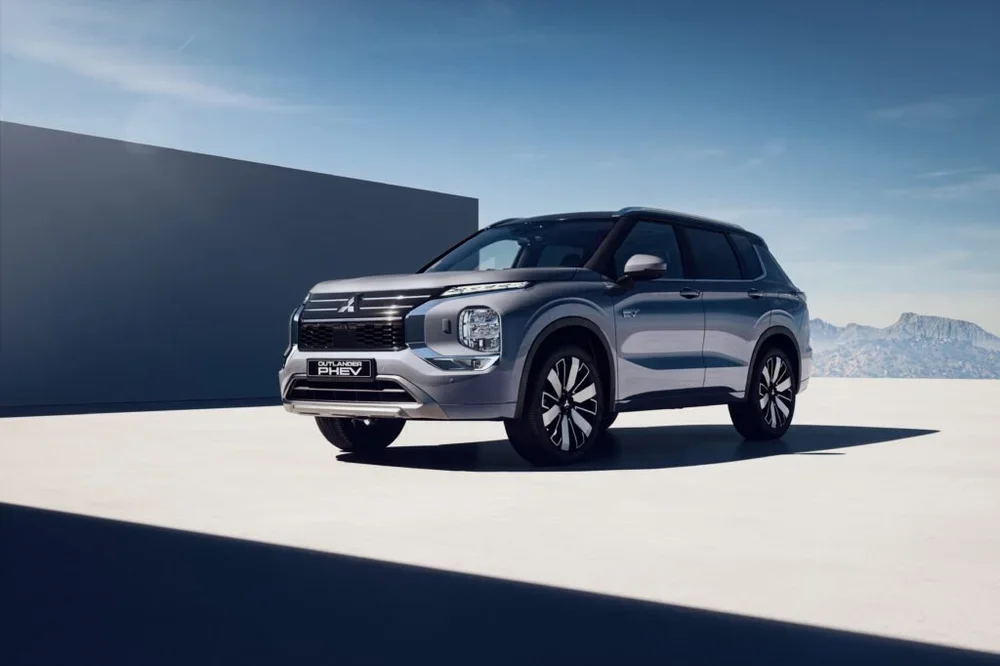25MY_OutlanderPHEV_Instyle_Hero_front_no_red_light-1024x682.webp
