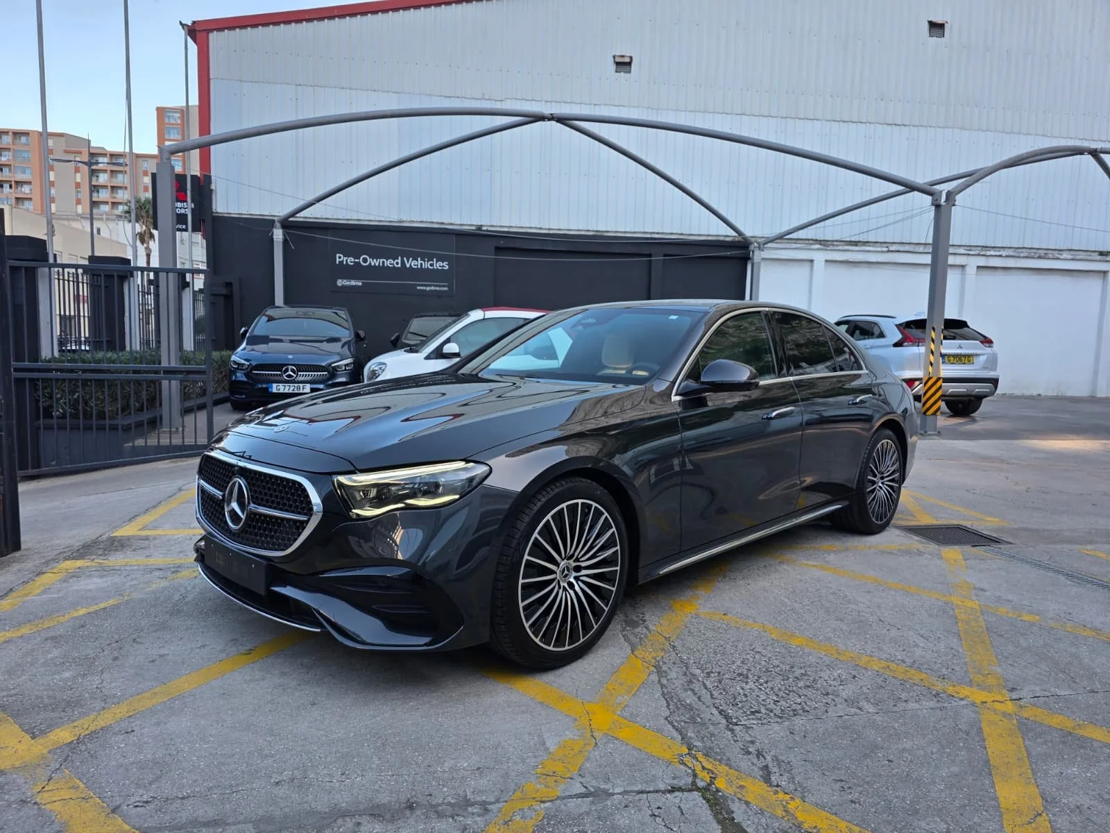 Mercedes-Benz -  E200