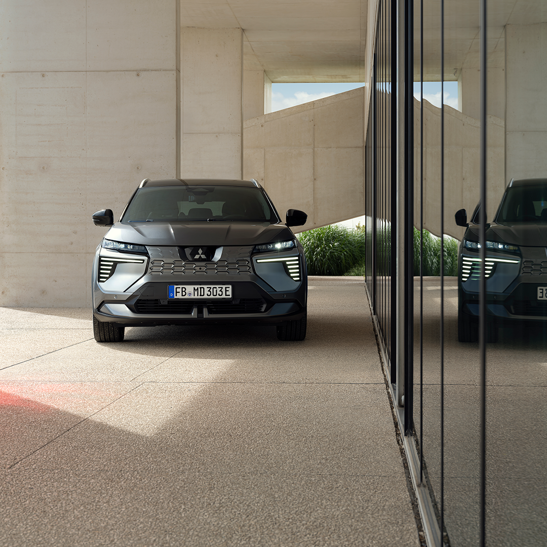 26MY_ECLIPSE_CROSS_BEV_Exterior_1080x1080.webp