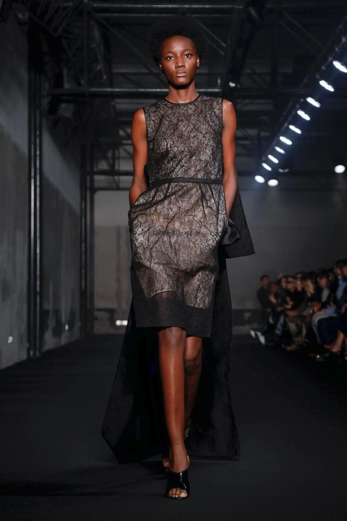 SOMPA ANTÓNIO walking for Nº21 Fall 2019 MFW