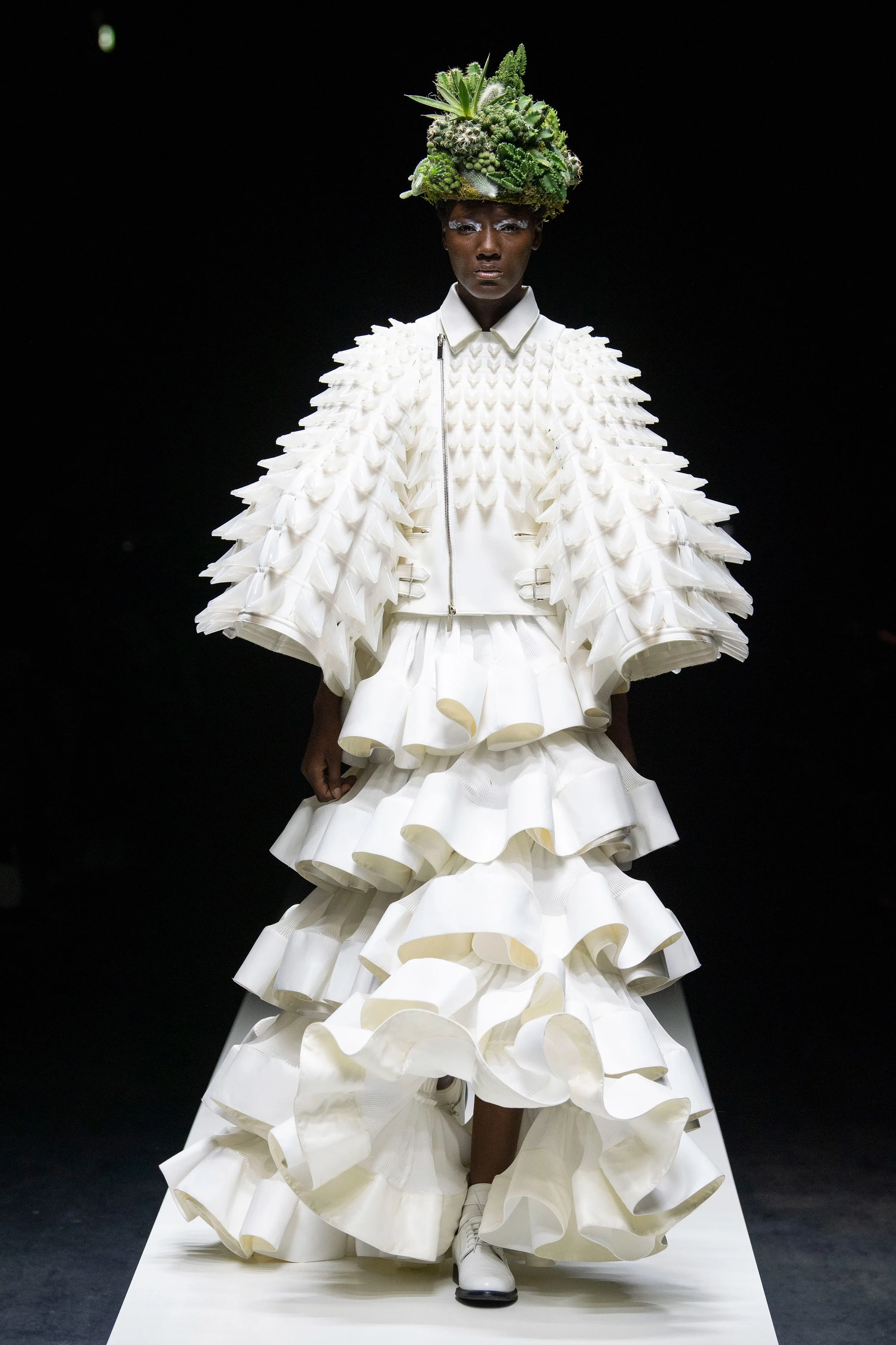 SOMPA ANTÓNIO walking for NOIR KEI NINOMIYA