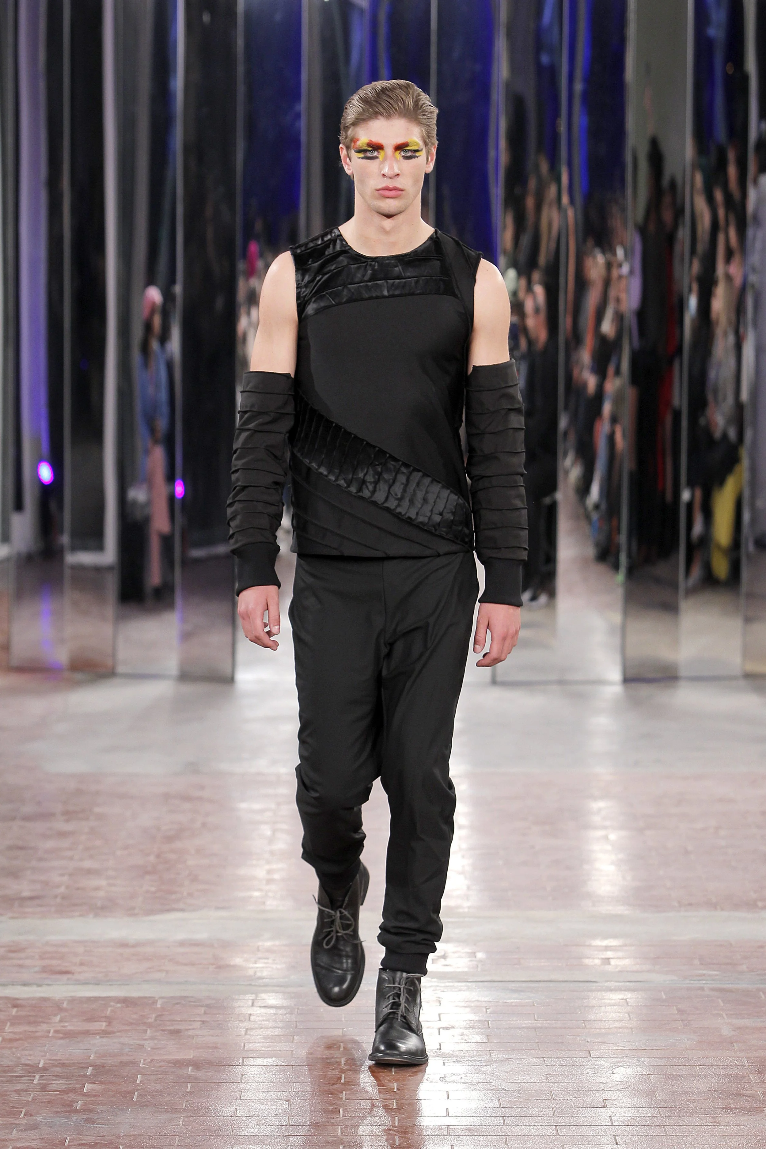 MARTIM CANAVARRO walking at MODALISBOA Fall-Winter 2022
