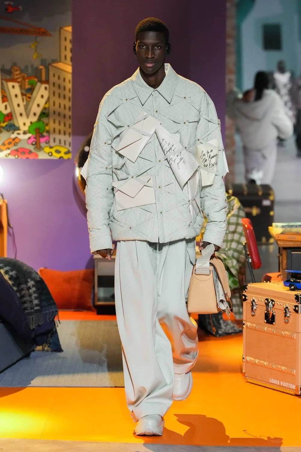 RUI HUILA walking for LOUIS VUITTON FW23 MEN
