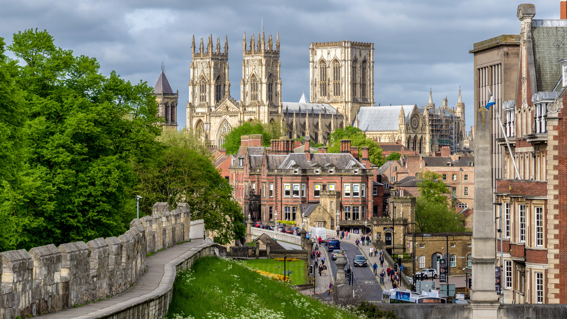 Thirty Chinese students preparing for UK postgraduate study