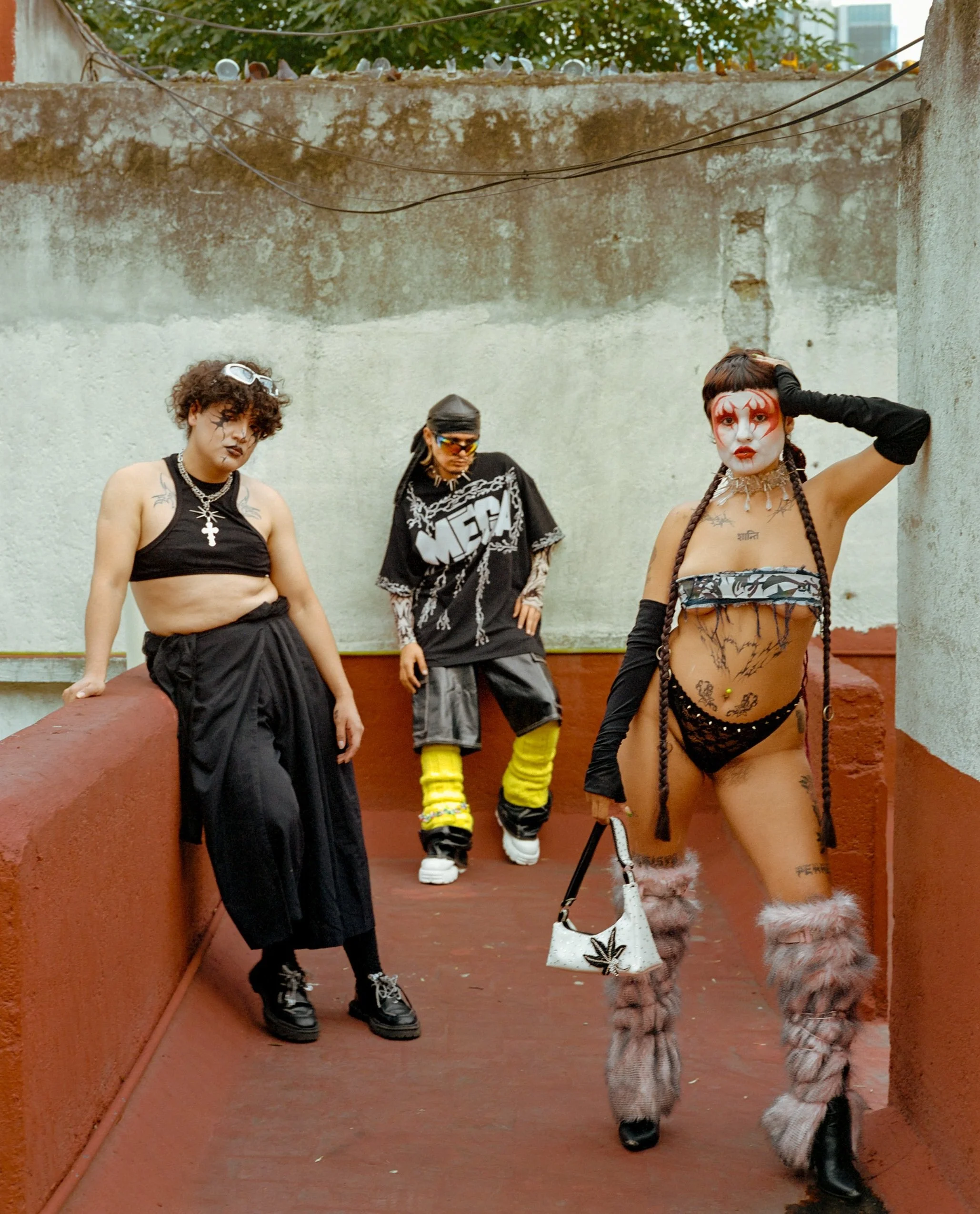 a-caged-dog-barks-the-fiercest-mexico-city-2024-three-people-portrait-ryan-otoole-collett.jpeg
