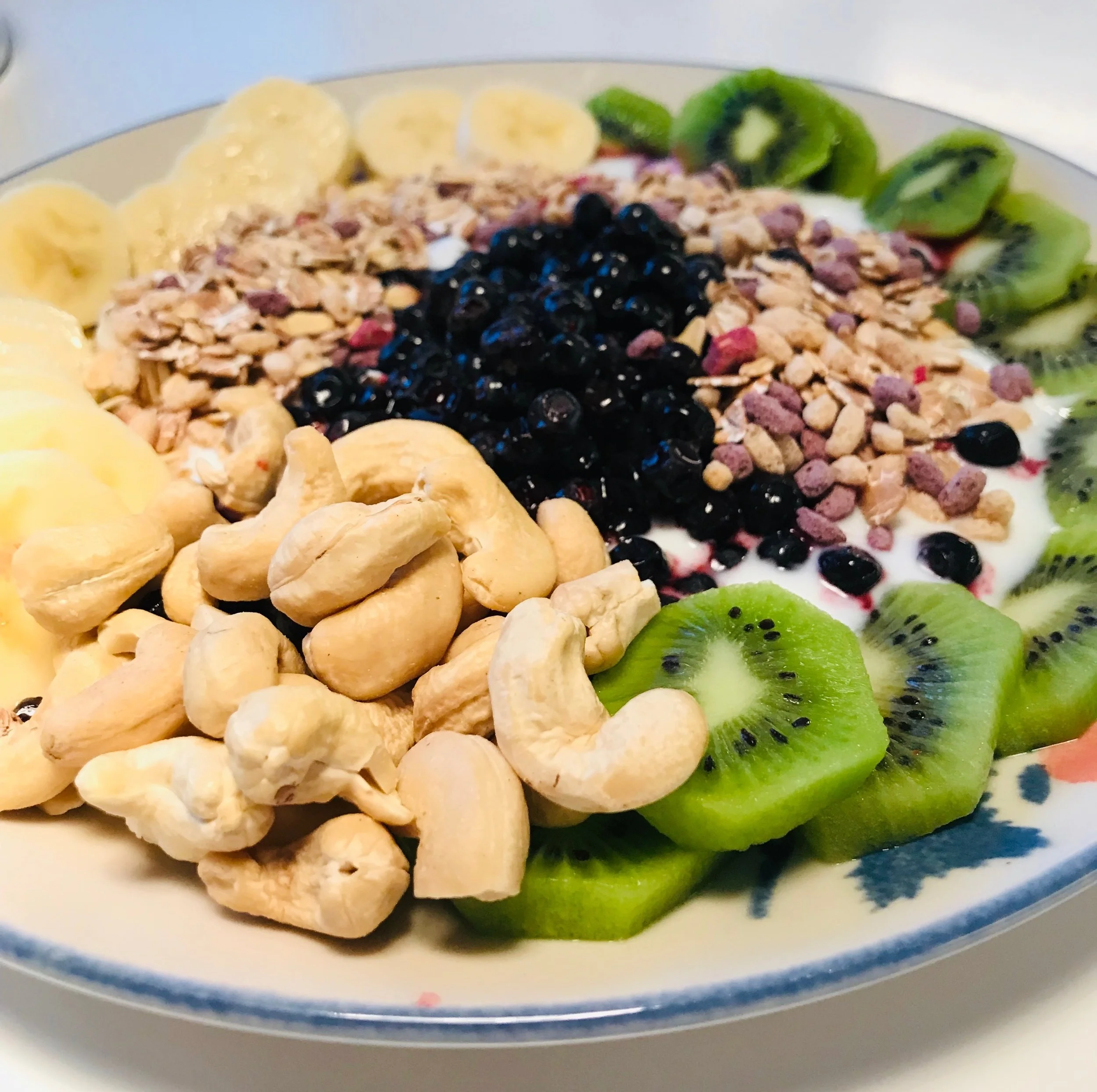Täydelliseen viikonloppuun sisältyi tämä herkullinen aamiaislautanen. Lautasella 1 banaani, 2 kiiviä, 1 dl mustikoita, 1 dl maustamatonta jogurttia, pieni kourallinen pähkinöitä ja 1 dl mysliä. Tästä annoksesta saa vitamiineja päivään!