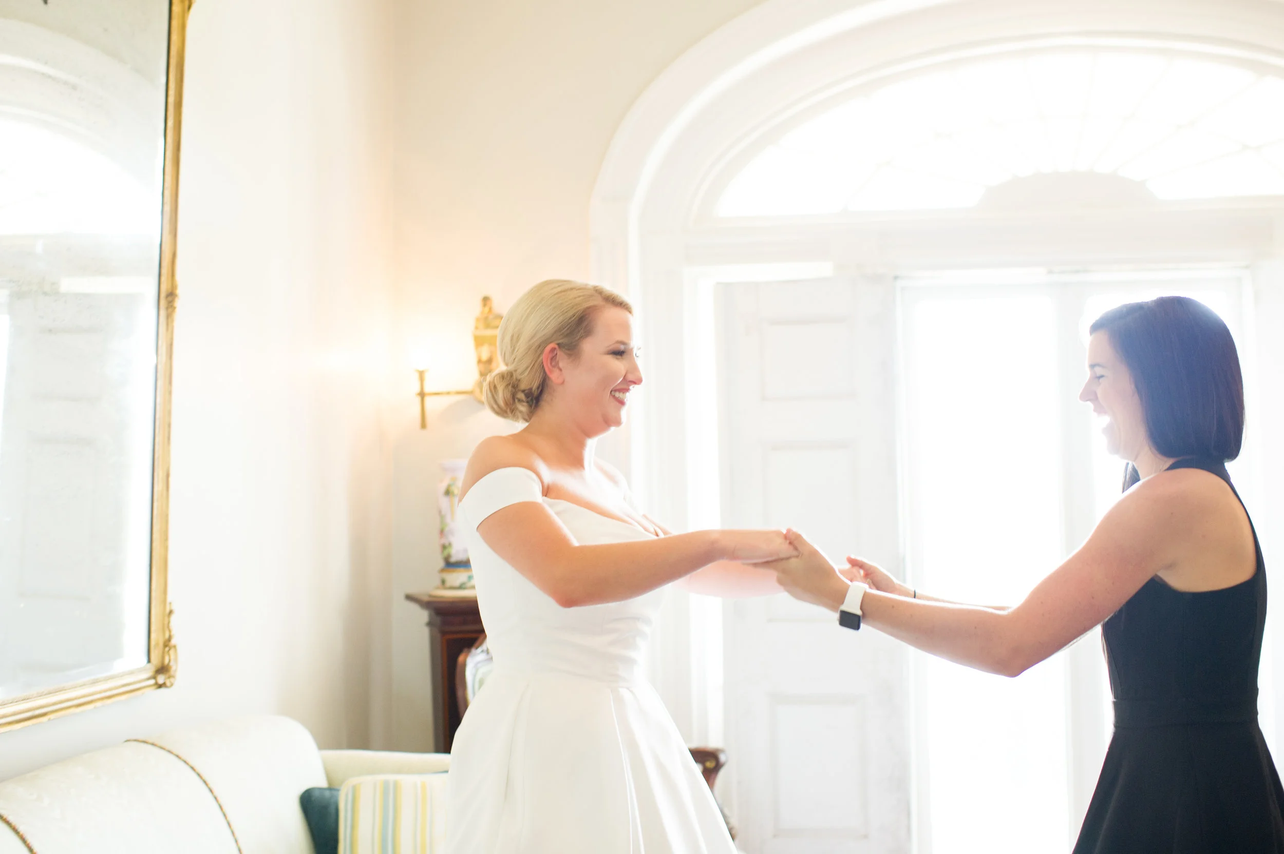 044-molliebethandmatt-gettingready.jpg