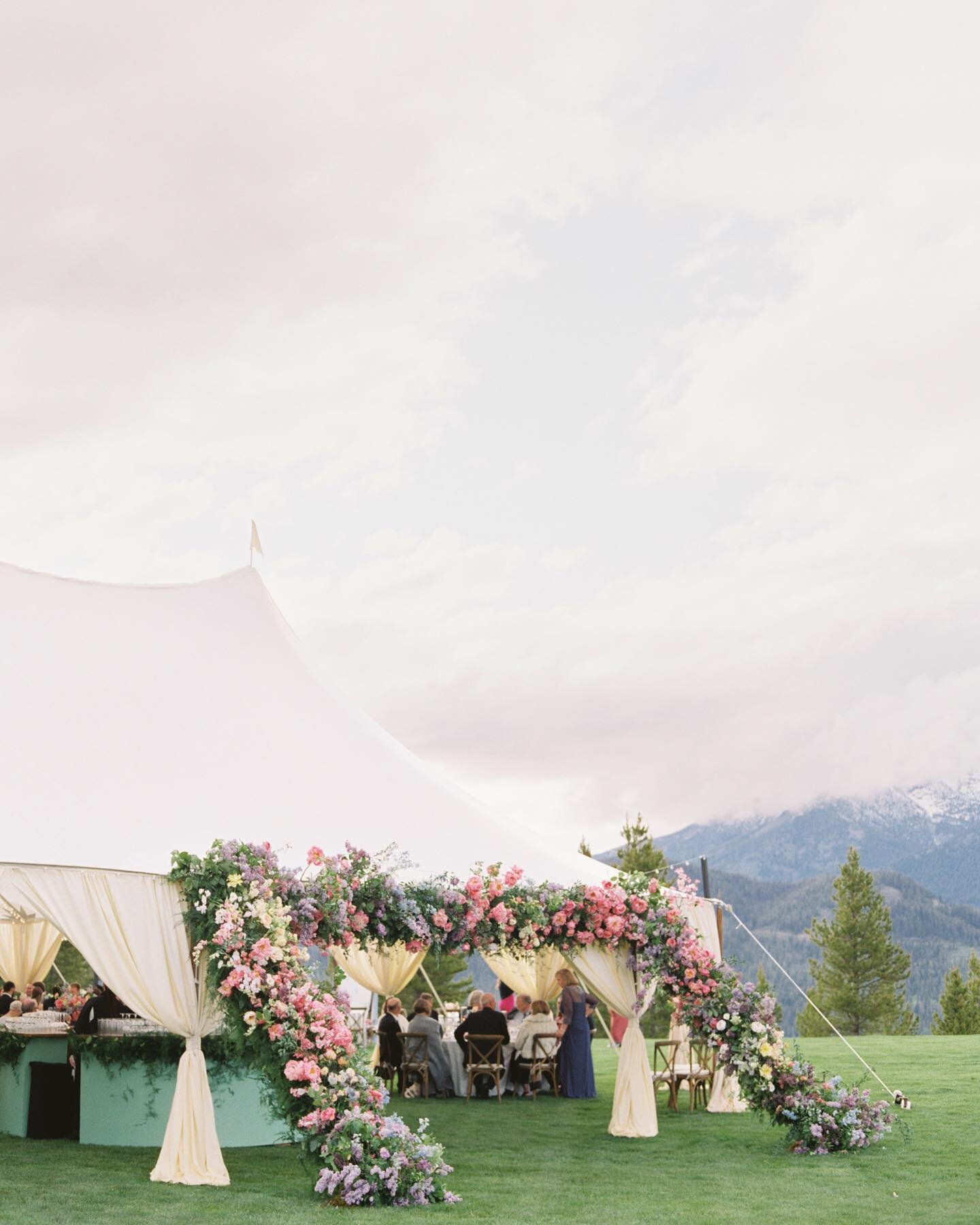 Kate &amp; Brian&rsquo;s day inspired by an Easter egg&mdash; featured on @overthemoon 💫
⠀⠀⠀⠀⠀⠀⠀⠀⠀
Photographer: @elizabethlanierphotography 
Videographer: @matthewrbaxter 
Floral Design: @hollychapple 
Tent: @atlantatentcompany 
H&amp;MU: @hmubytan