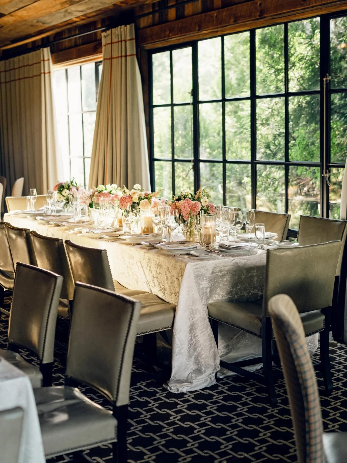 Moody, layered tablescapes have a way of transforming a room.

The right lighting, intentional textures, and thoughtful details create depth that feels both intimate and elevated... the kind of atmosphere guests notice the moment they sit down.

It&r