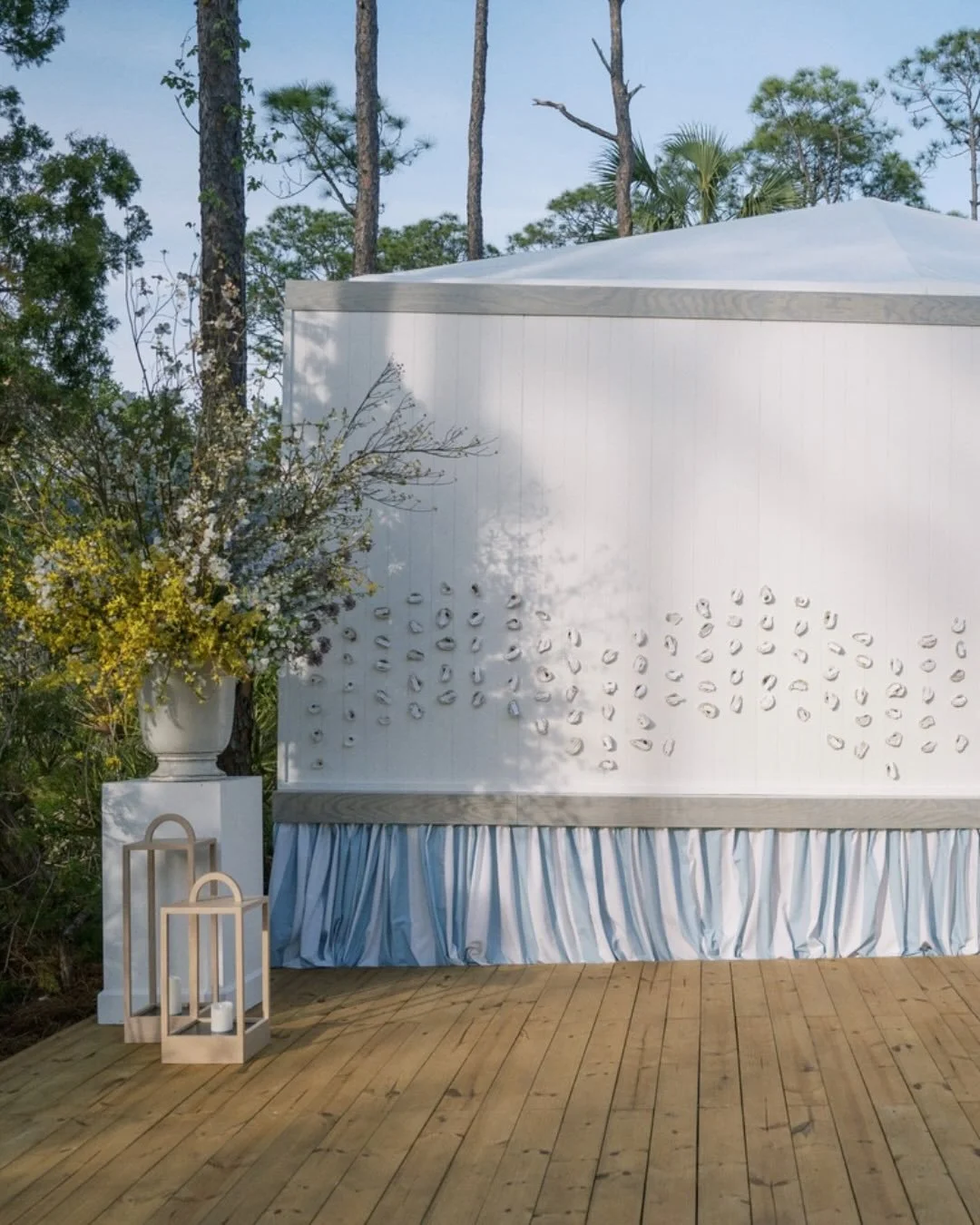 A coastal detail we couldn&rsquo;t resist 🦪🤍

Oyster shells adorned the side of the tent, doubling as an escort wall that guided guests inside. It felt uniquely tied to St. George Island and added a touch of personality, for a beautiful way to welc