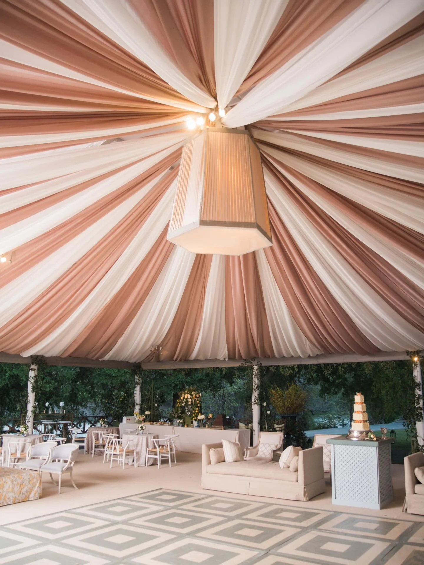 A wedding that was pure joy from start to finish 🍋&thinsp;💕&thinsp;

Romantic draping, citrus-inspired details, and not to mention the scalloped-draped golf cart moment. When a couple shows up ready to have fun, the design gets to follow suit and t