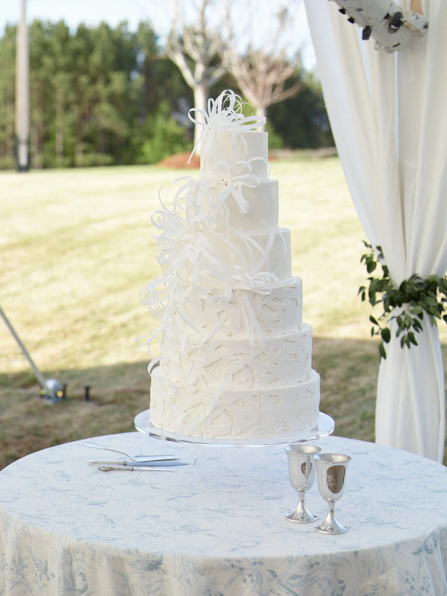 An @oscardelarenta gown this stunning set the tone for it all, from a cake that mirrored every detail to celebrating with your best friends by your side. When every element reflects the design you&rsquo;ve always envisioned, it feels effortless. 

Pl