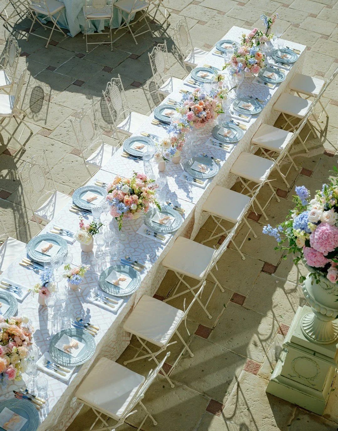 The floral design carried the romance of the setting: airy whites, soft greens, and painterly touches of seasonal color that felt like spring unfolding in real time. There was movement, texture, and an ease to every arrangement, a natural elegance th