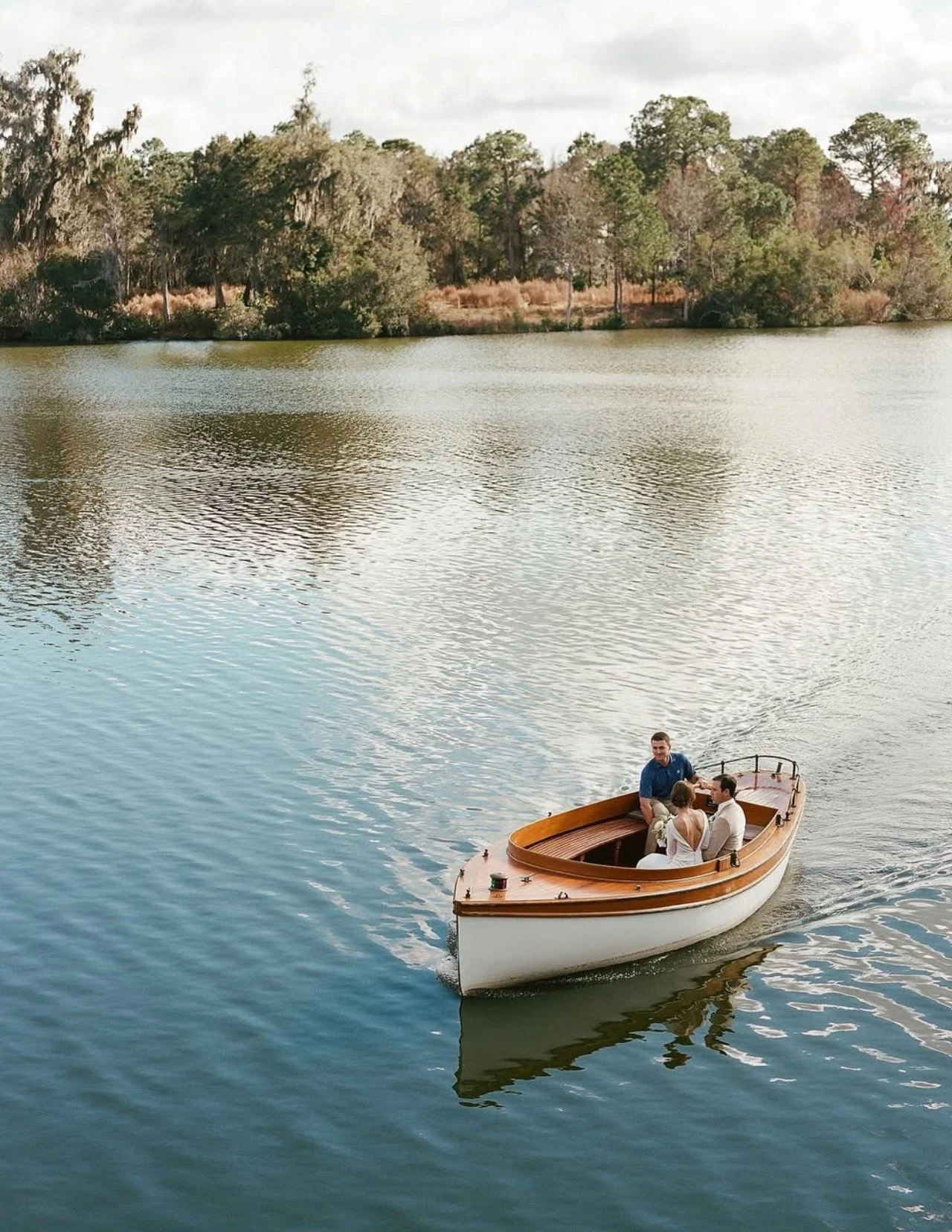 It doesn&rsquo;t get more timeless than boathouse portraits at dusk, soft light, still water, and a moment that feels entirely your own. Let this be your inspiration for a wedding that&rsquo;s both romantic and refined. 🕊️

Planning &amp; Design: @m