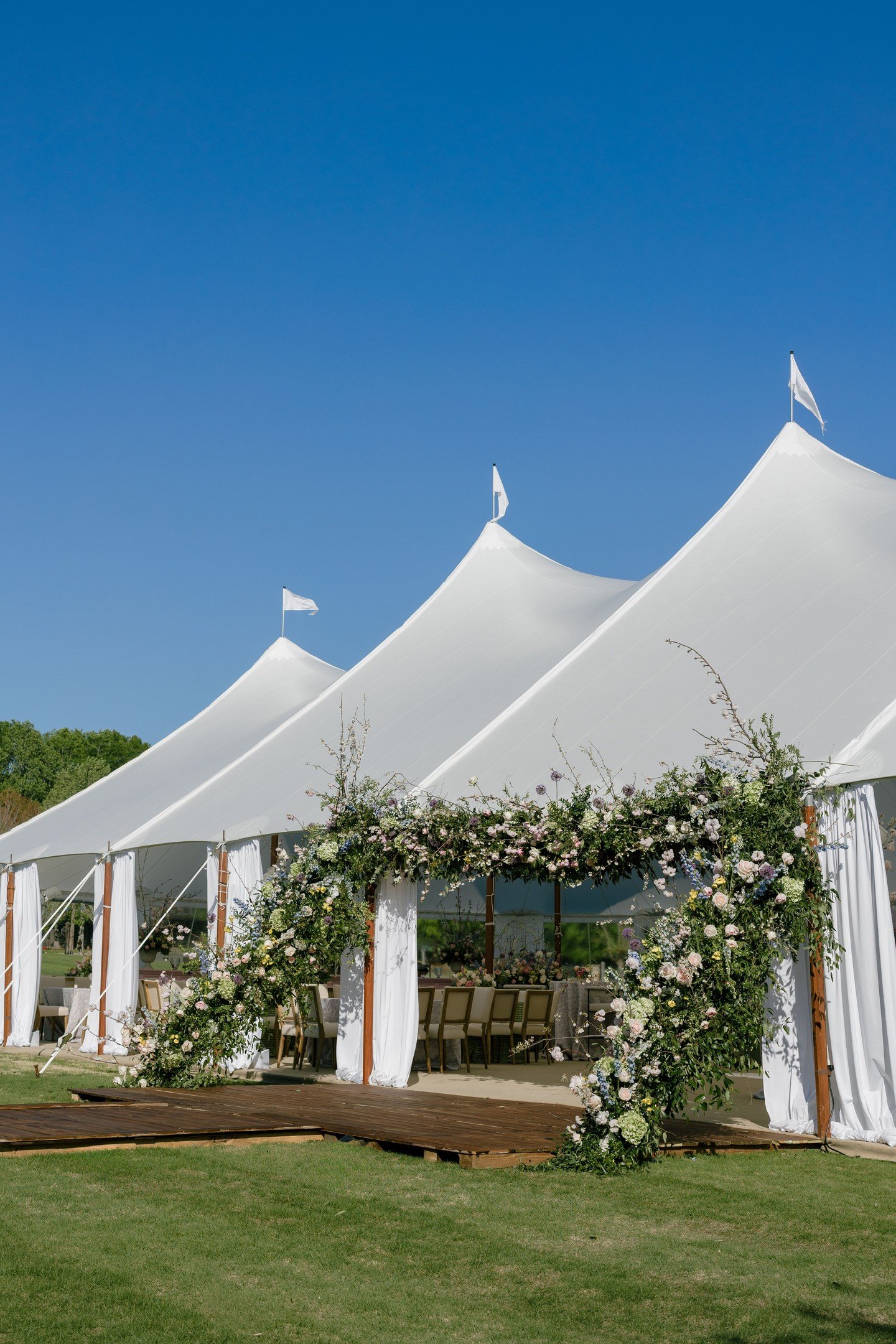 A lake wedding carries a certain kind of ease, light dancing on the water, color layered thoughtfully against nature&rsquo;s backdrop, and the quiet hum of summer in the air.

Planner @mariee_ami
Photographer @mcsweenphotography
Video @eastonfilmco
F
