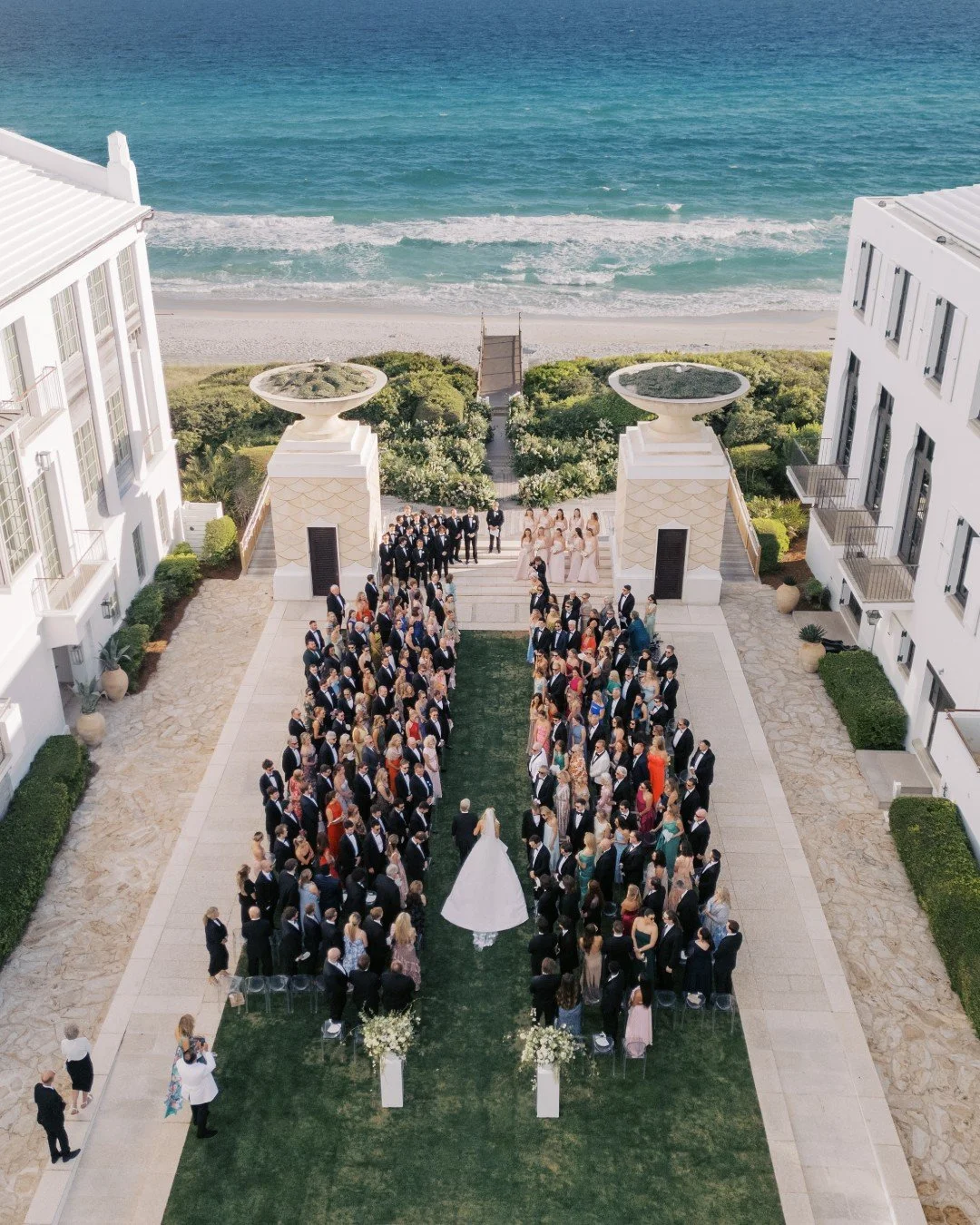 There is something so timeless about a love like Elle &amp; Ben&rsquo;s, effortless, genuine, and deeply rooted in joy. Set against the soft whites of Alys Beach, the endless blue water, and the most delicate touches of green and airy florals, the en