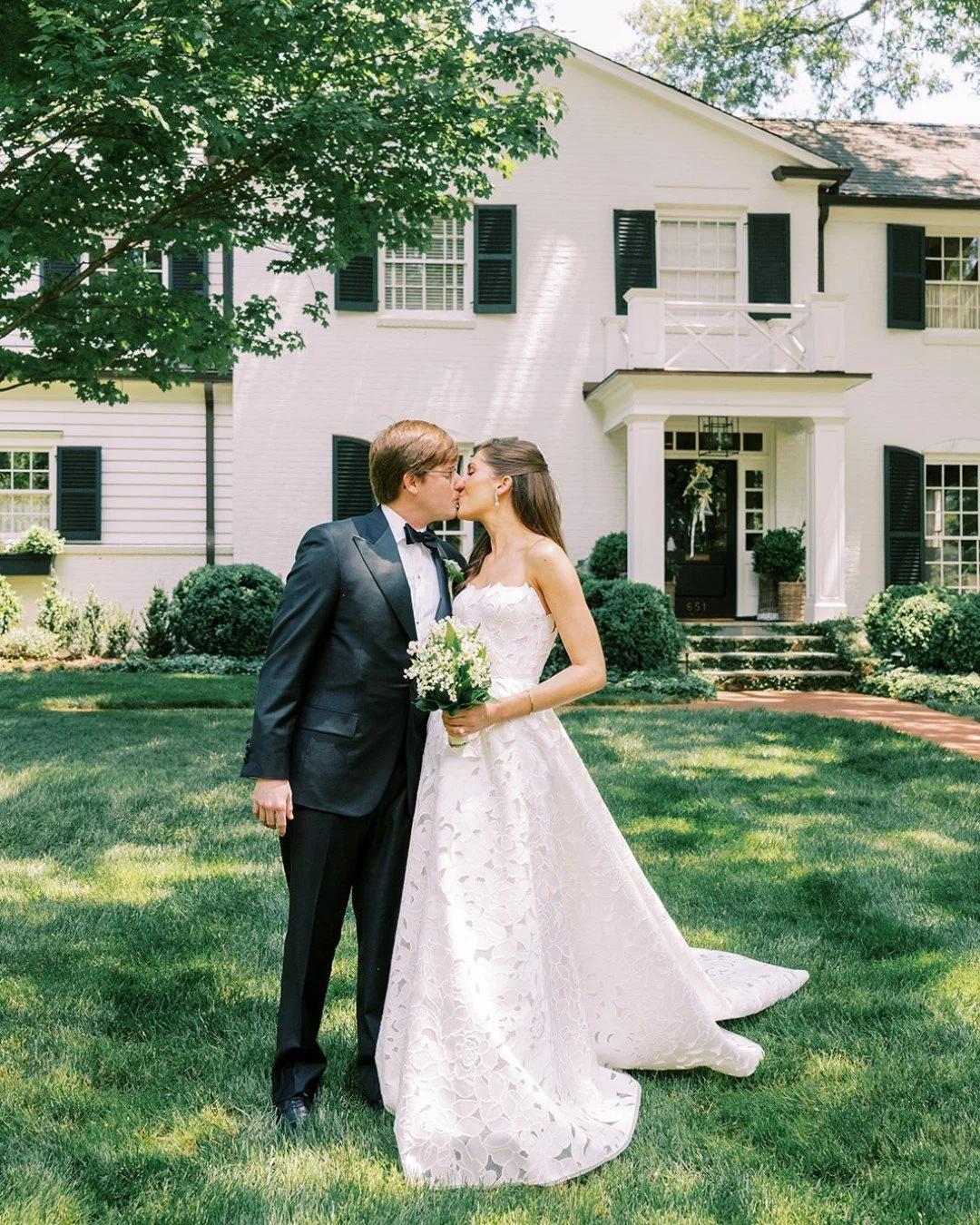 Parker &amp; Price in Charlotte, North Carolina 🕊️

A day rooted in classic design, softened by a palette of pinks and greens, and brought to life with the most effortless sense of ease. Gentle light, a quiet breeze, and the natural rhythm of the da