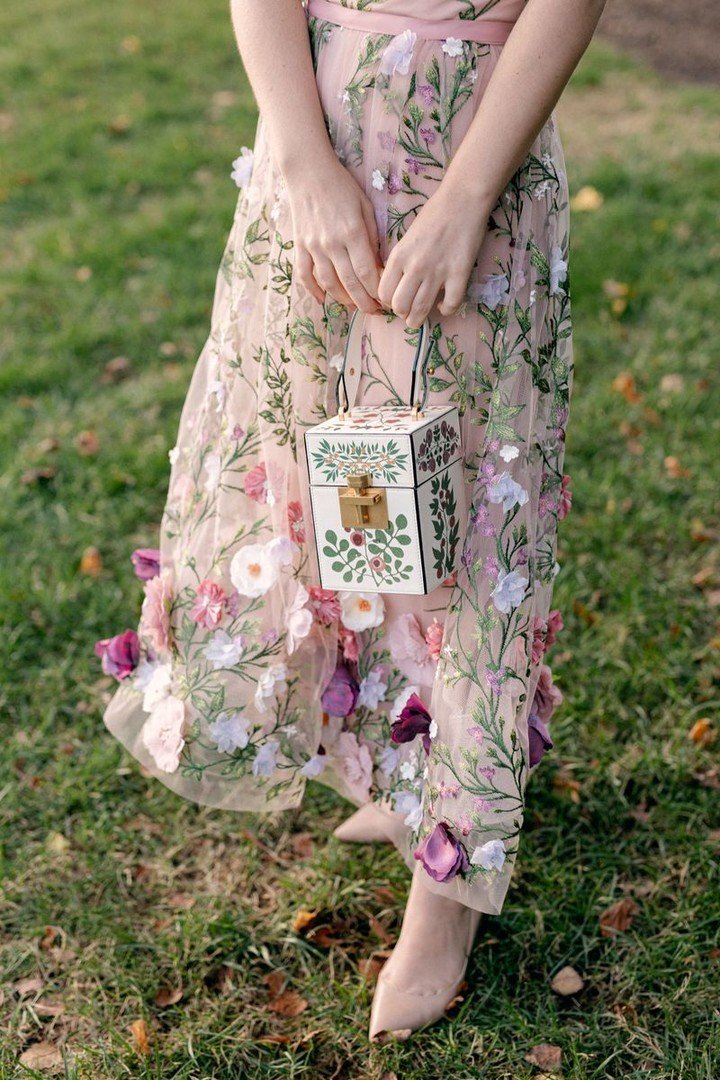 There is an unspoken artistry to what guests bring to a wedding, the way personal style becomes part of the atmosphere itself. Silhouettes chosen with care, color palettes that echo the setting, and details that feel both individual and considered. E
