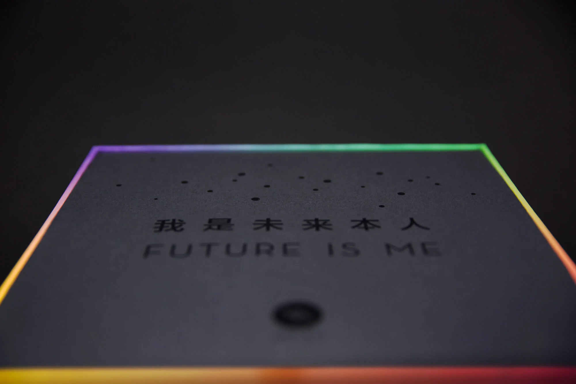  On the side, there is a vivid gradient belt that welcomes consumers to unpack and discover the brilliance of the product. The gradient is defined by the four colors of the product: yellow, magenta, green and purple. 