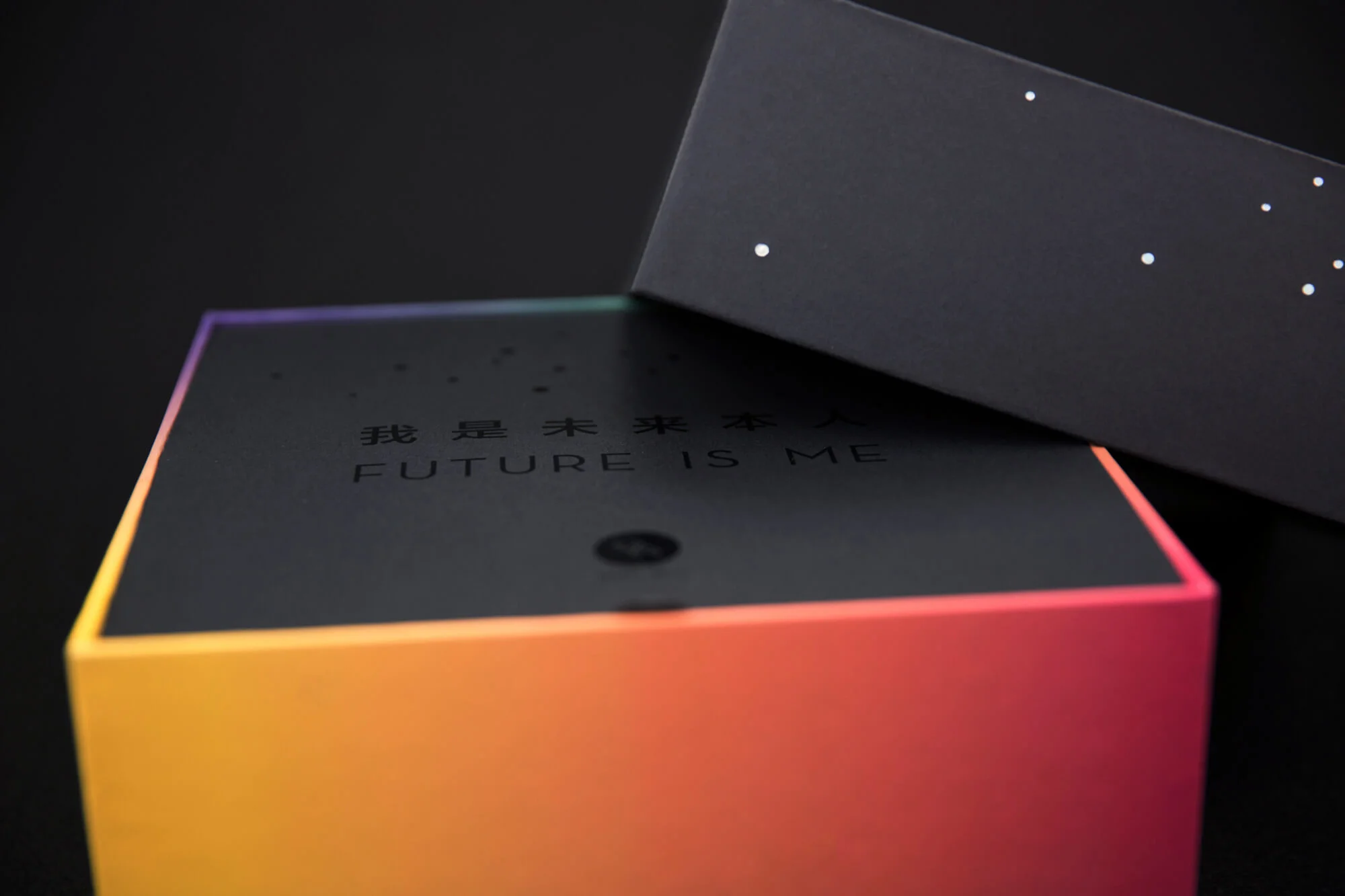  As one holds the upper part of the box, the lower part will slowly drop to open: an UV-coated graphic that inherits the galaxy pattern is revealed and the slogan unveiled. 