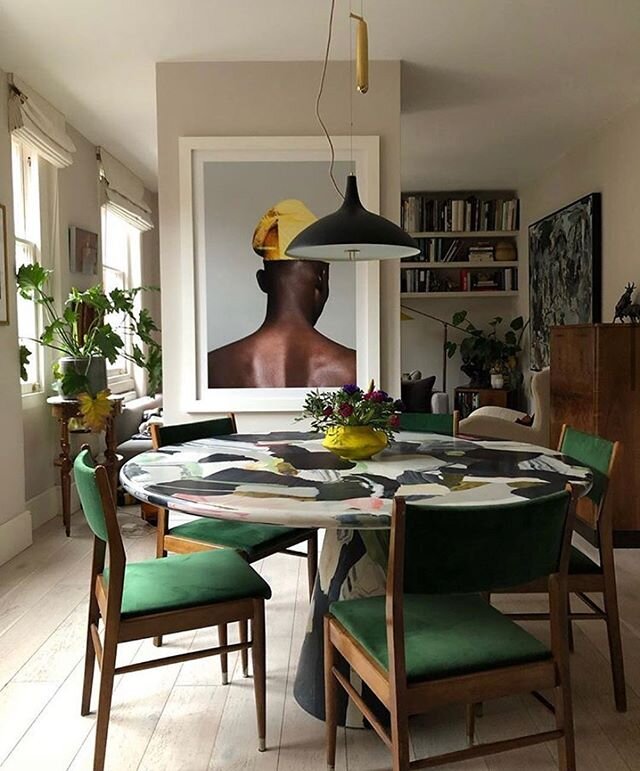 Love 💚 the London home of Sophie Ashby of @studioashby Check out the dining table by @dirkvanderkooij and the portrait by @lakinogunbanwo