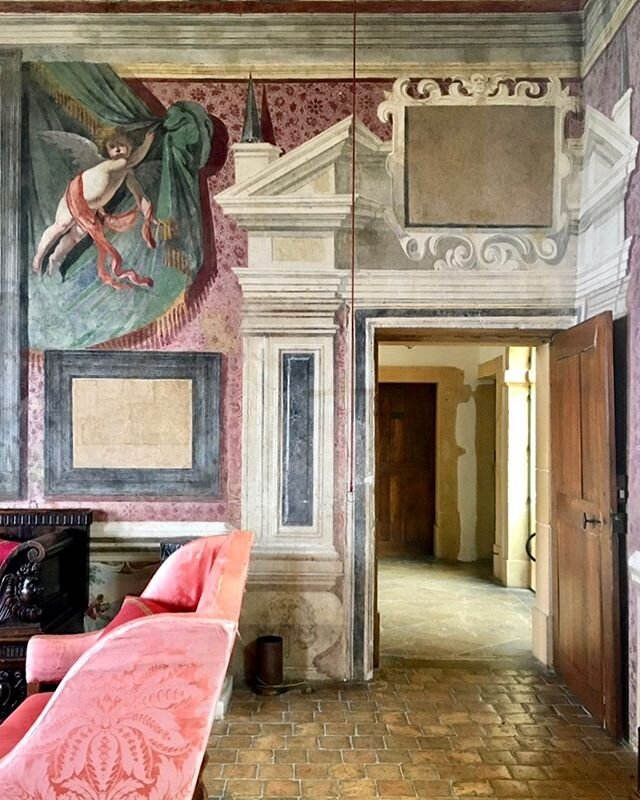 Patina is everyting in art, architecture and design! Money can buy patina 💛
Remembering my lovely stay at @chateau_de_bagnols  a 1217 fortress magnified by eight centuries of French art de vivre, overlooking the Beaujolais vineyards 💛#gold #whatdre