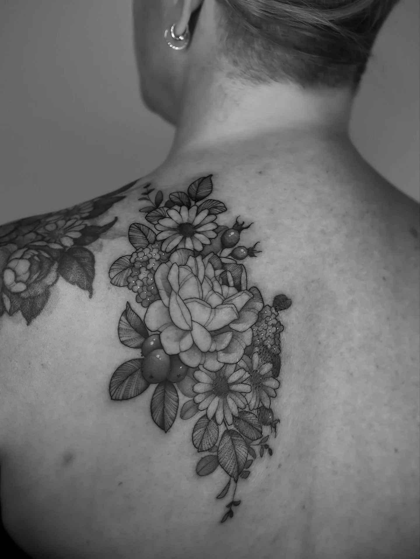 Jodie had me do one of my flash designs as a blast-over cover-up of an old tattoo she had lasers multiple times 🌿 this doesn&rsquo;t usually work so well with flash/predrawn designs, but because the original was so faded, I think it worked out reall