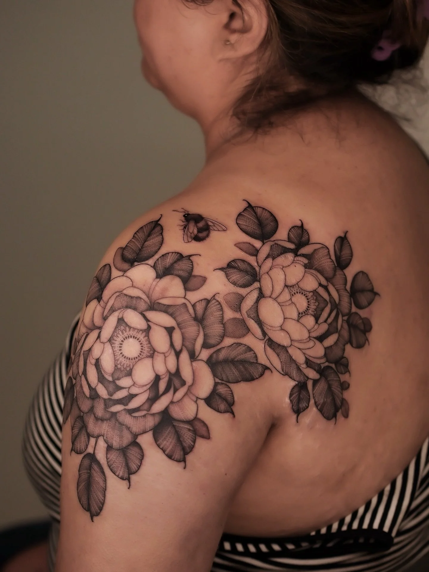 obsessed with this placement!! 😍 also shoutout to my client for sitting so well for a long day! 🥰🙏

𝐍𝐎𝐖 𝐁𝐎𝐎𝐊𝐈𝐍𝐆 𝐃𝐄𝐂𝐄𝐌𝐁𝐄𝐑

𝘮𝘢𝘥𝘦 𝘸𝘪𝘵𝘩 𝘭𝘰𝘷𝘦 𝘶𝘴𝘪𝘯𝘨
@eikondevice 
@thesolidink
@bishoprotary
🤍
.
.
.
.
.
.
.
#tattoo #ta