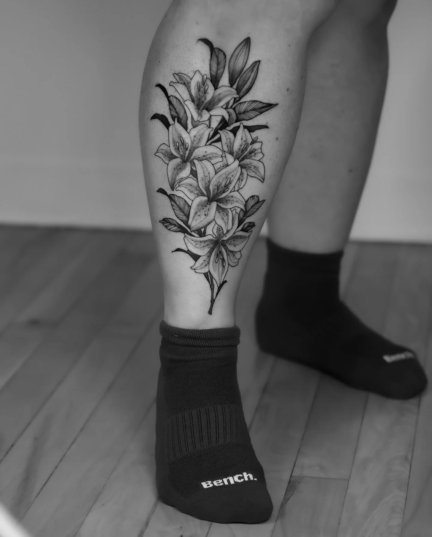 all of my pics of this are half blurry 🙈 thank you Samantha! obsessed with these lilies 😍🩷

𝐍𝐎𝐖 𝐁𝐎𝐎𝐊𝐈𝐍𝐆 𝐃𝐄𝐂𝐄𝐌𝐁𝐄𝐑

𝘮𝘢𝘥𝘦 𝘸𝘪𝘵𝘩 𝘭𝘰𝘷𝘦 𝘶𝘴𝘪𝘯𝘨
@eikondevice
@thesolidink
@bishoprotary
🤍
.
.
.
.
.
.
.
#tattoo #tattoos #ta