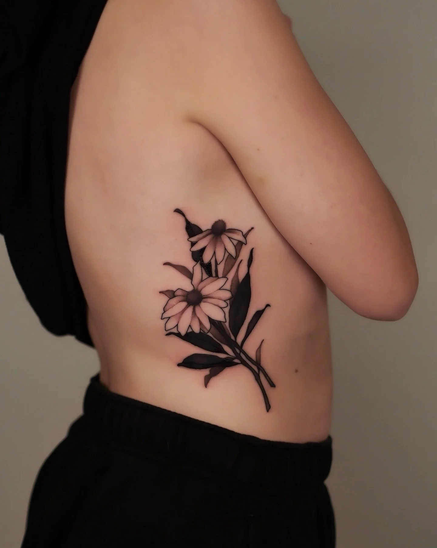 thanks for letting me do another one for you Abbey 🫶 ribs are so tough &amp; you sat so well!! 💖

𝐍𝐎𝐖 𝐁𝐎𝐎𝐊𝐈𝐍𝐆 𝐃𝐄𝐂𝐄𝐌𝐁𝐄𝐑

𝘮𝘢𝘥𝘦 𝘸𝘪𝘵𝘩 𝘭𝘰𝘷𝘦 𝘶𝘴𝘪𝘯𝘨
@eikondevice
@thesolidink
@bishoprotary
🤍
.
.
.
.
.
.
.
#tattoo #tattoo