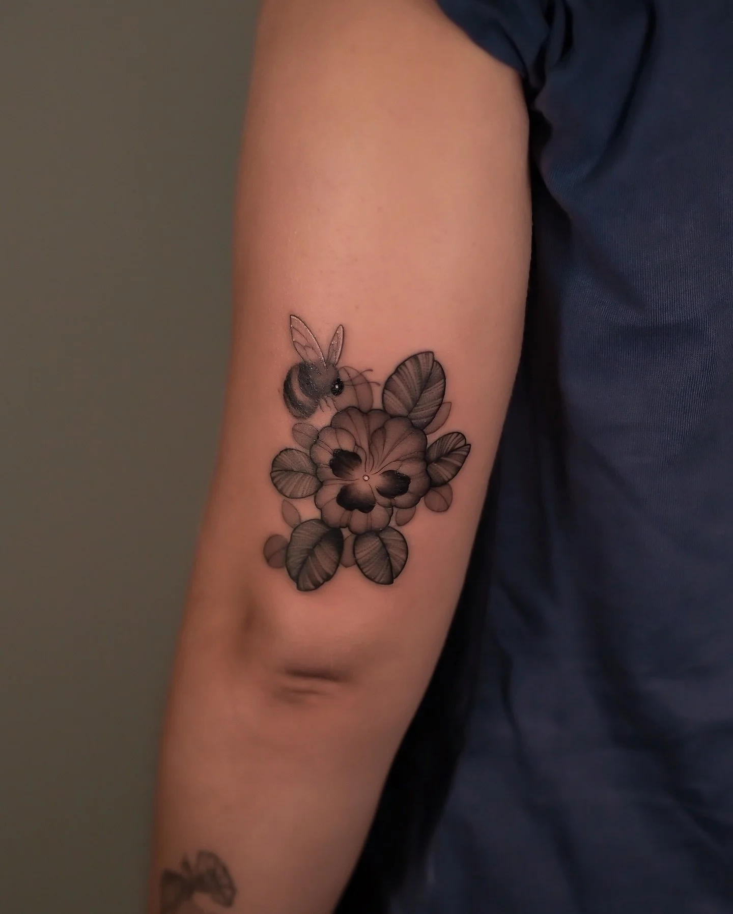 cute lil pansy for Tansy 🐝

from my flash ✨ you can click the link in my bio to see what designs I have available 😇

thank you for looking 🫶

𝐍𝐎𝐖 𝐁𝐎𝐎𝐊𝐈𝐍𝐆 𝐃𝐄𝐂𝐄𝐌𝐁𝐄𝐑

𝘮𝘢𝘥𝘦 𝘸𝘪𝘵𝘩 𝘭𝘰𝘷𝘦 𝘶𝘴𝘪𝘯𝘨
@eikondevice
@thesolidink
@