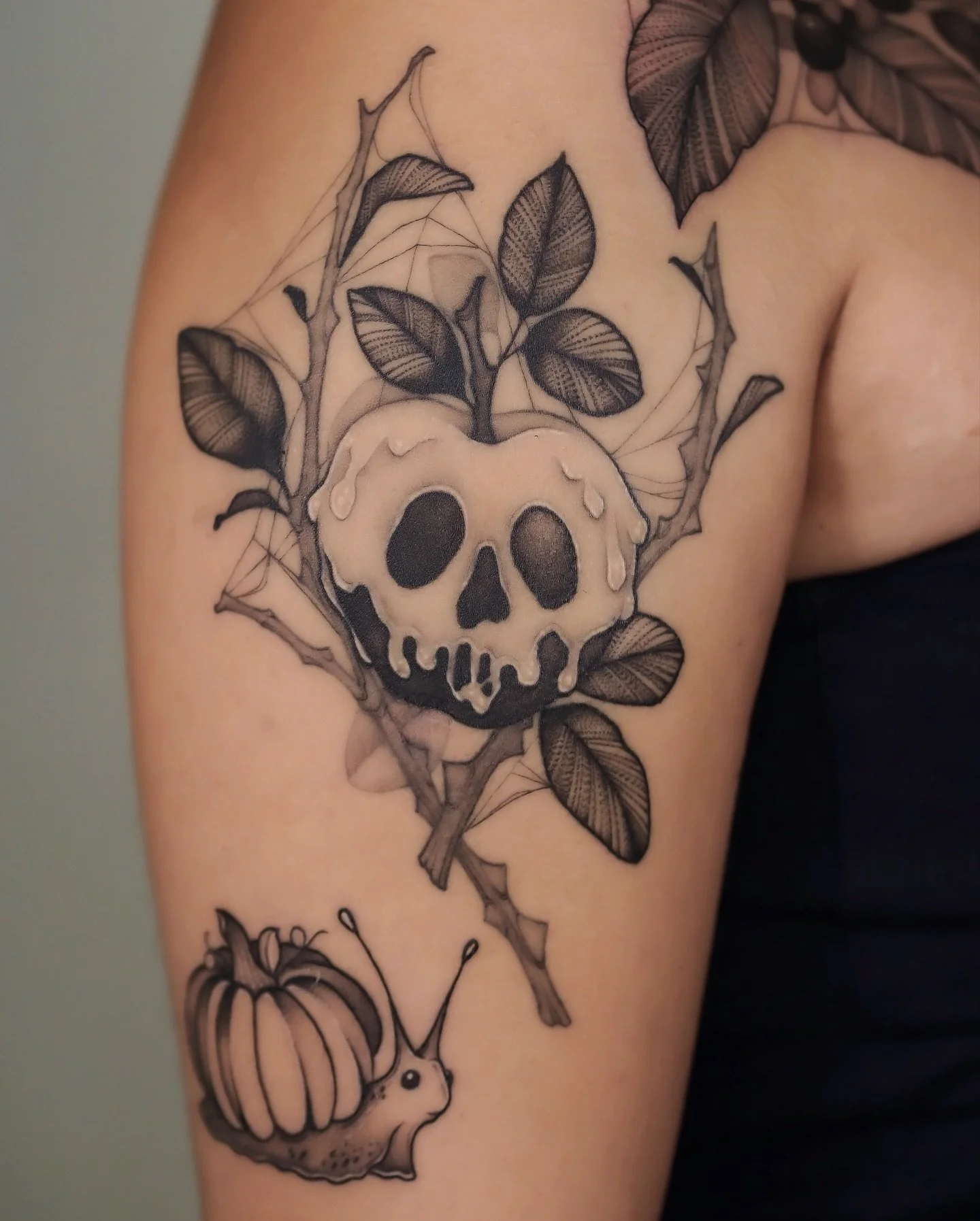 healed poison apple for Heidi! 🍎🖤🕸️

&amp; another side-by-side with no filter to show the difference between fresh vs healed! 😇

next to a super cute pumpkin snail by @lilindigotattoo &amp; fresh chest I did that I can&rsquo;t wait to post! than