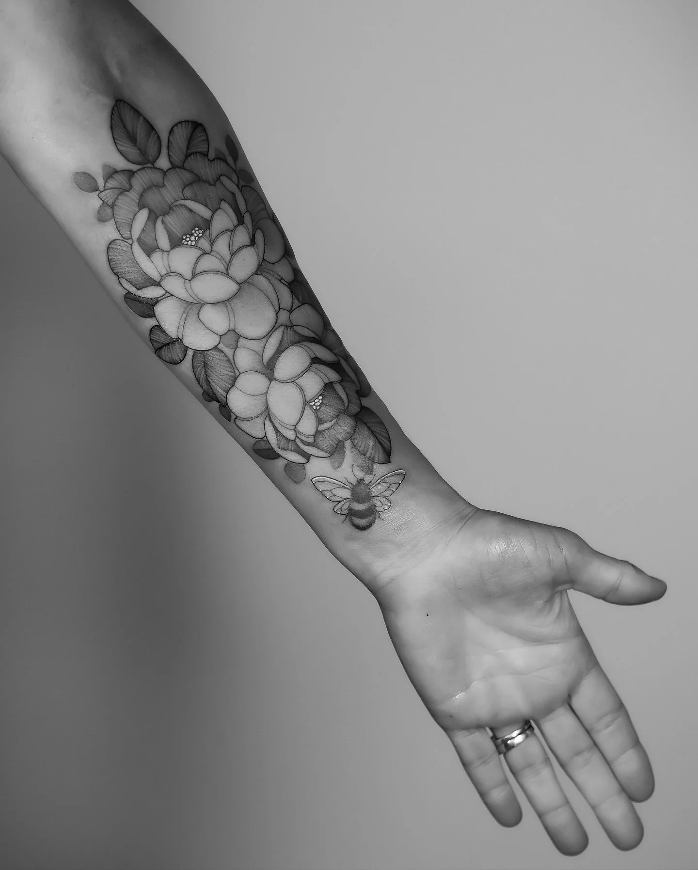 from my predrawn designs 🐝💛

thank you Rachelle! can&rsquo;t wait for more! 🫶🌸

𝐍𝐎𝐖 𝐁𝐎𝐎𝐊𝐈𝐍𝐆 𝐉𝐀𝐍𝐔𝐀𝐑𝐘

𝘮𝘢𝘥𝘦 𝘸𝘪𝘵𝘩 𝘭𝘰𝘷𝘦 𝘶𝘴𝘪𝘯𝘨
@eikondevice
@thesolidink
@bishoprotary
🤍
.
.
.
.
.
.
.
#tattoo #tattoos #tattooartist #t