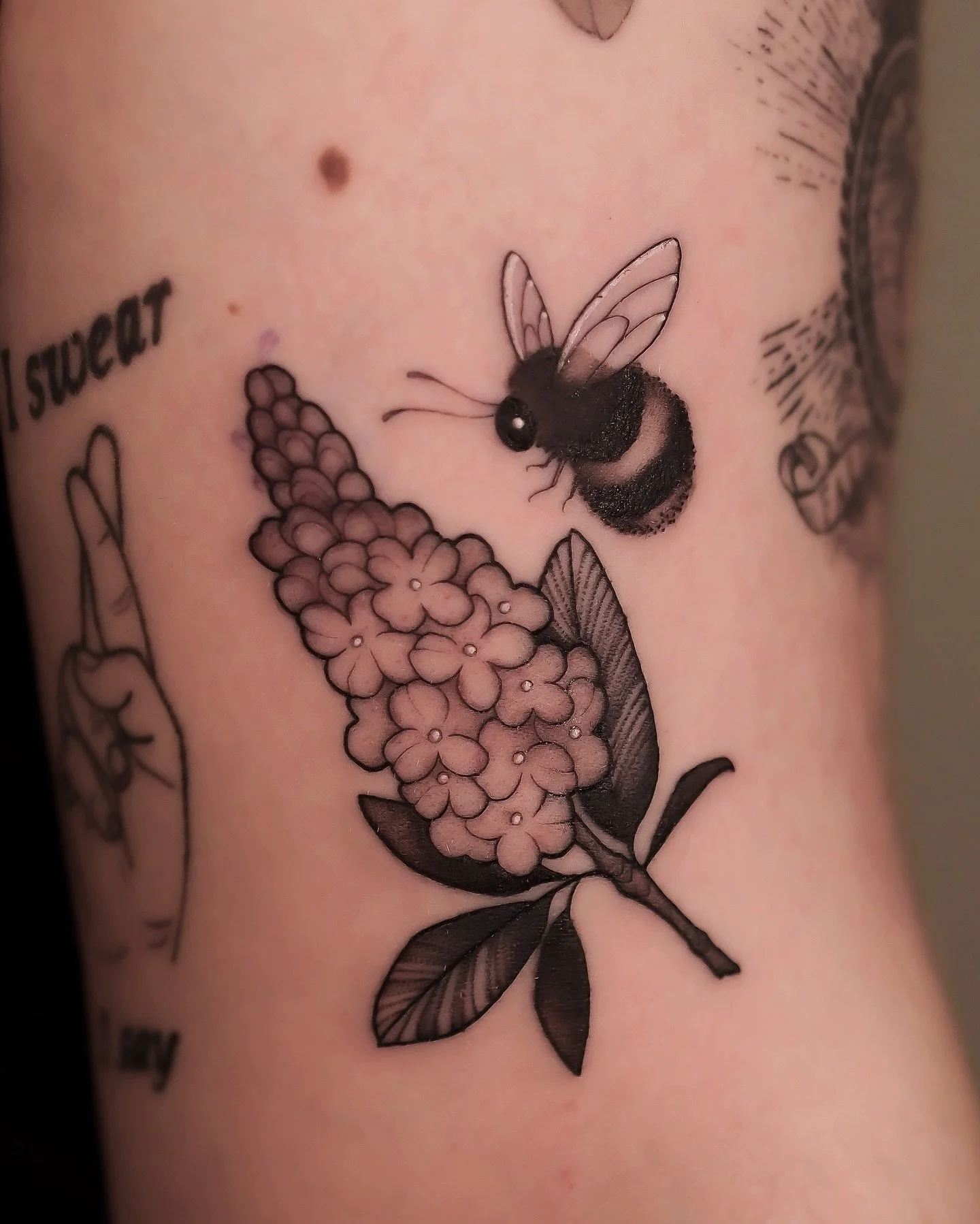 obsessed with how cute this lil guy is 😍🐝🌸 

&amp; how nicely it fits in with the other tattoos (not by me) 😇💛

thank you Kelci, such a pleasure to tattoo you!

𝐍𝐎𝐖 𝐁𝐎𝐎𝐊𝐈𝐍𝐆 𝐉𝐀𝐍𝐔𝐀𝐑𝐘

𝘮𝘢𝘥𝘦 𝘸𝘪𝘵𝘩 𝘭𝘰𝘷𝘦 𝘶𝘴𝘪𝘯𝘨
@eikonde