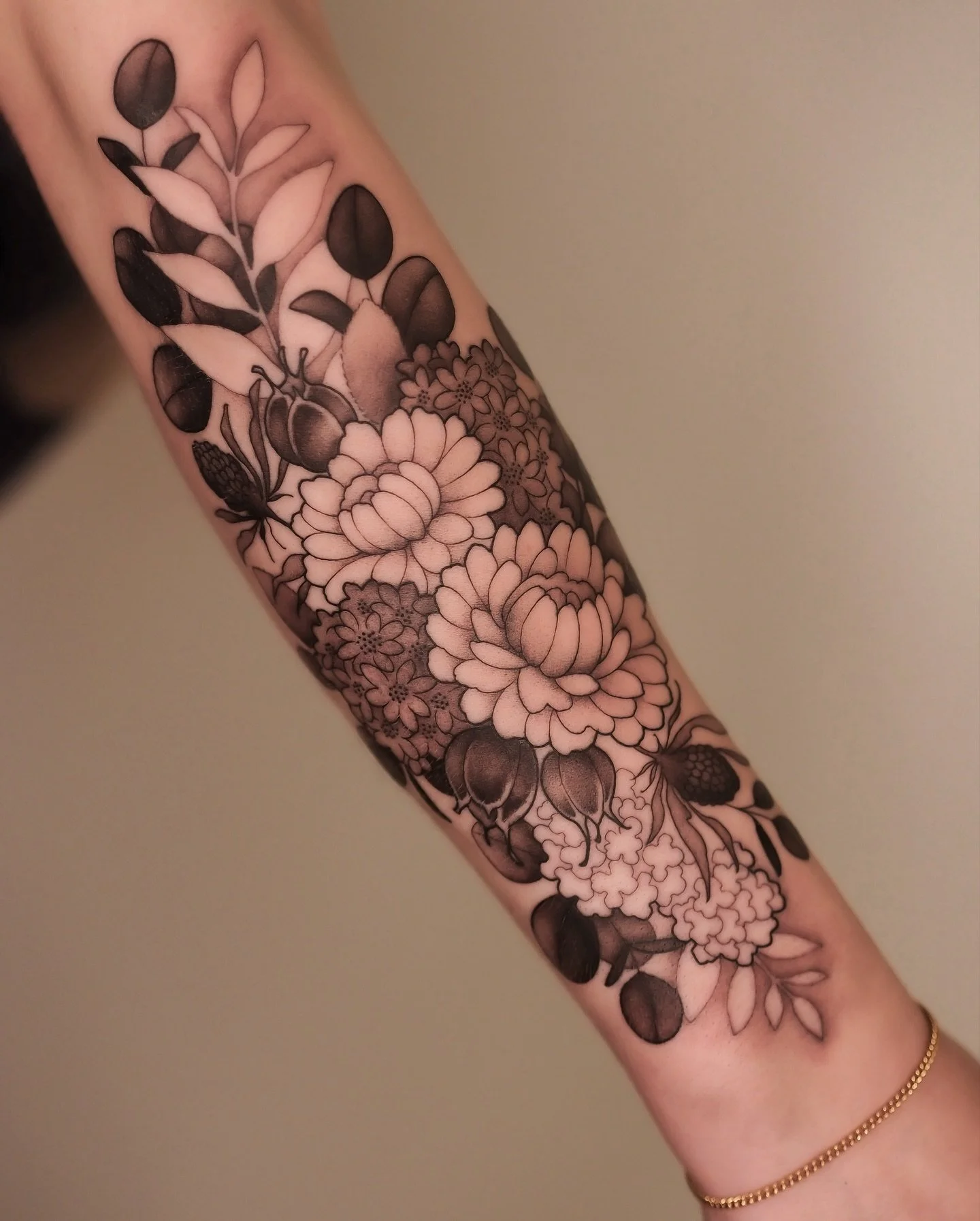 my client came to me wanting a tattoo to represent her wedding bouquet! 💐

I&rsquo;m so obsessed with how this piece turned out, especially because this was quite a challenging mix of dried florals &amp; botanicals - swipe to see a photo of the orig