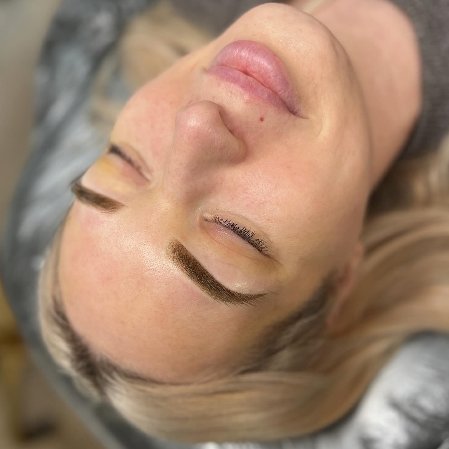 Have I told you how much I love blonde brows?? 🤩 and the contrast of a darker brow 🤌🤌 @17andorchard already had amazing brows, but we defined the shape and added coverage for a perfectly done look daily. Have you checked out @17andorchard ?! You H