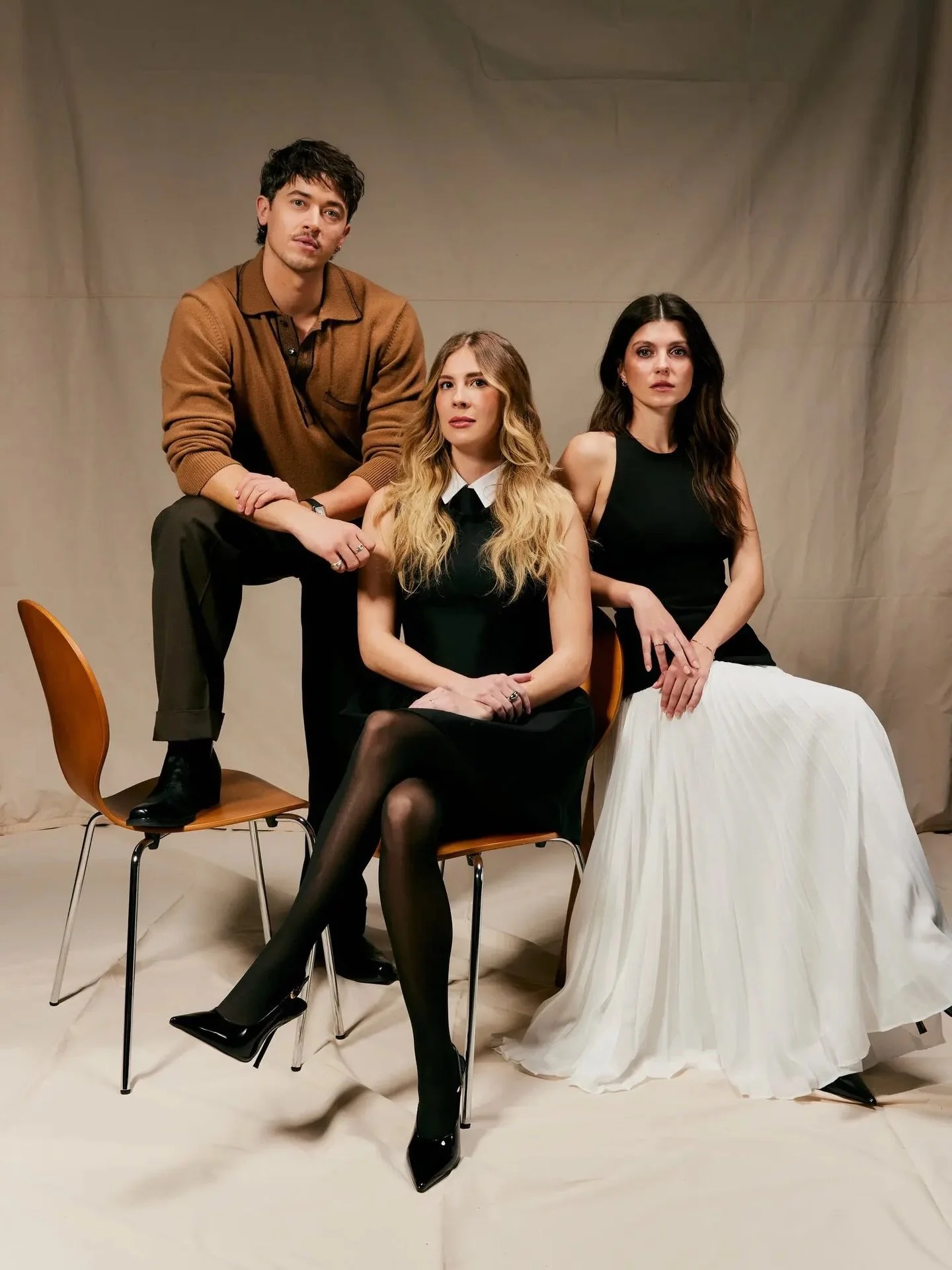 This one&rsquo;s for the romantics: I chatted with @emilyhenrywrites and the stars of the Netflix film adaptation of &ldquo;People We Meet on Vacation,&rdquo; @emily_bader and @tomblyth, for the @nytimes. Swipe for one of my favorite parts of our con