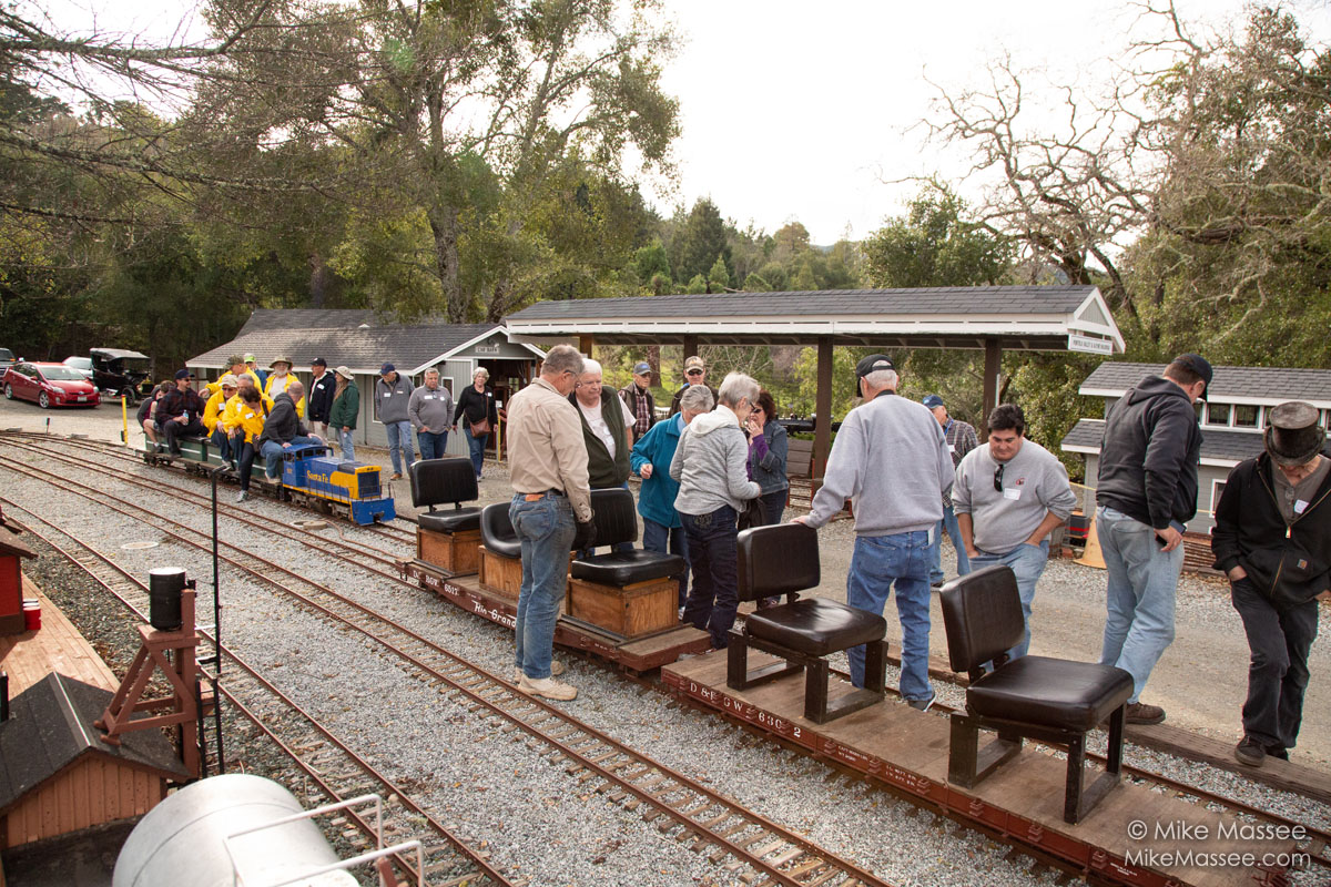  Passenger loading at the station 