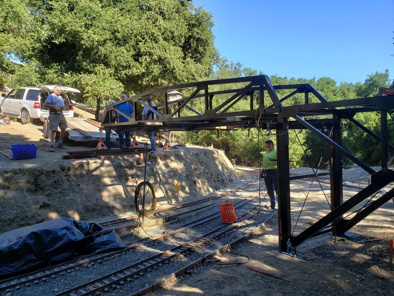 It was pushed along the rails. A single steel tube was used as a roller—under the bridge sitting on the rails.