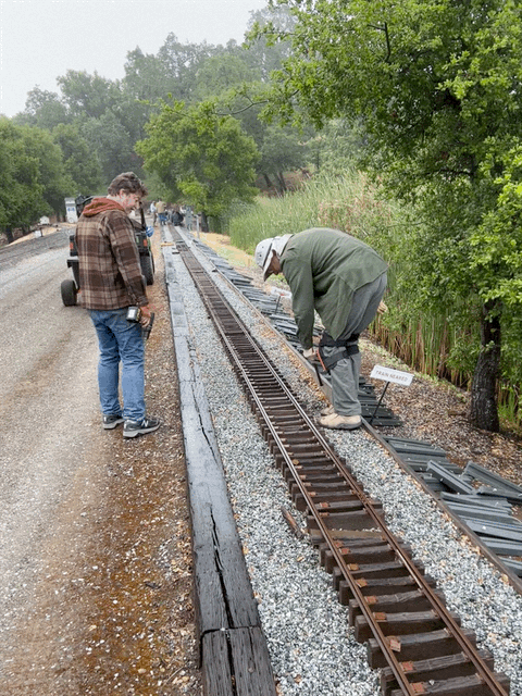 Bruce has a simple tool to free the rail from the tie plates. A new section of rail was added to increase the left <-> right rail offset from 8" to 5'
