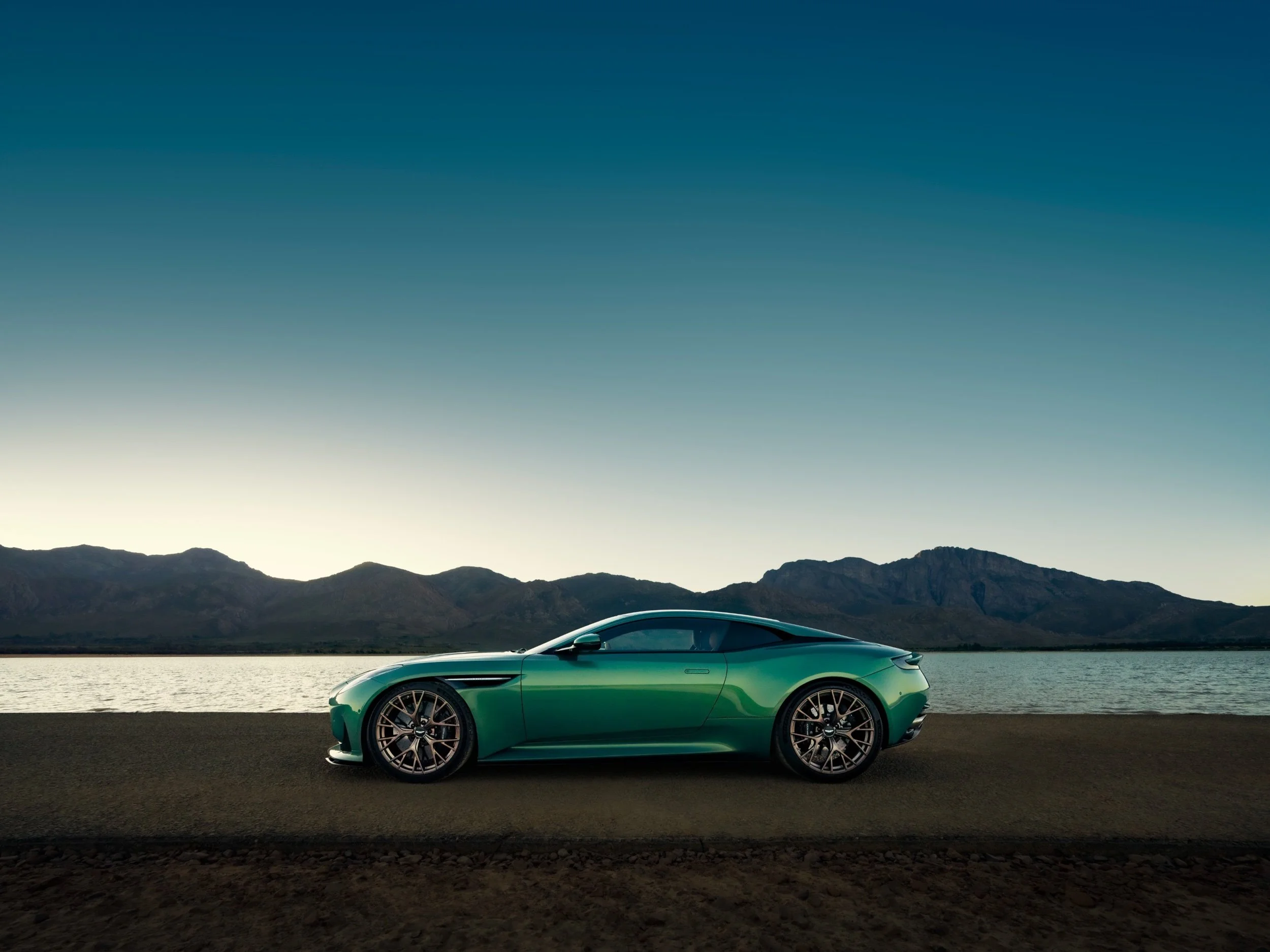 Aston Martin lance sa nouvelle DB12 !