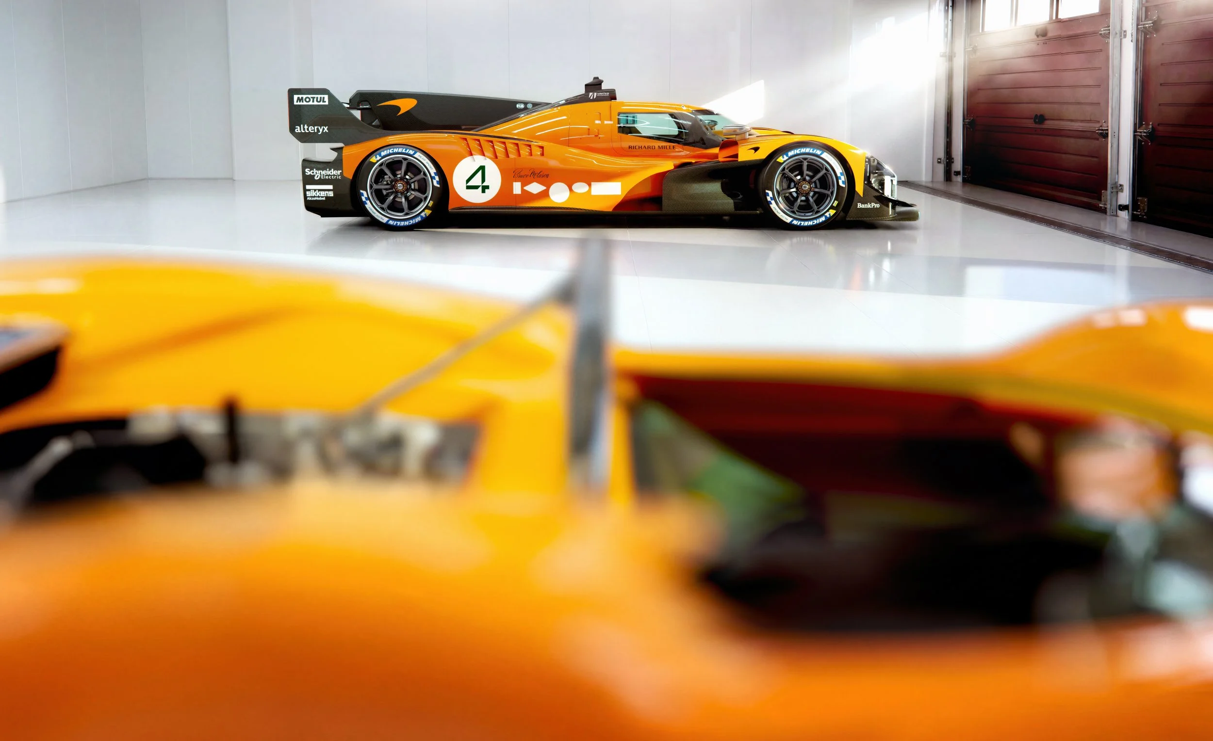 Avec la MCL‑HY, McLaren inscrit son retour en Endurance dans la continuité d’un héritage glorieux