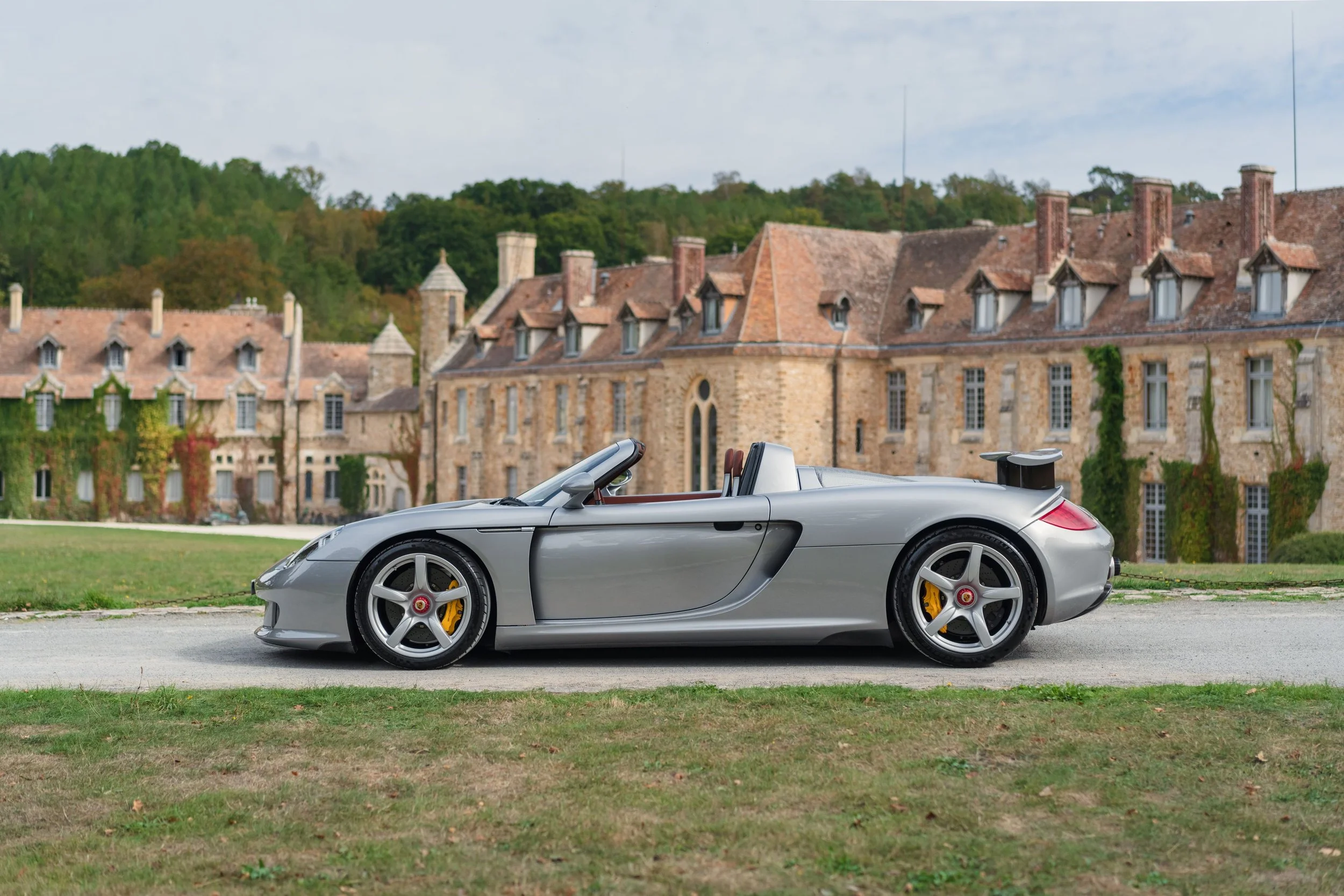 Artcurial Motorcars : cap sur les Champs-Élysées avec la collection Hommel et une exceptionnelle Carrera GT