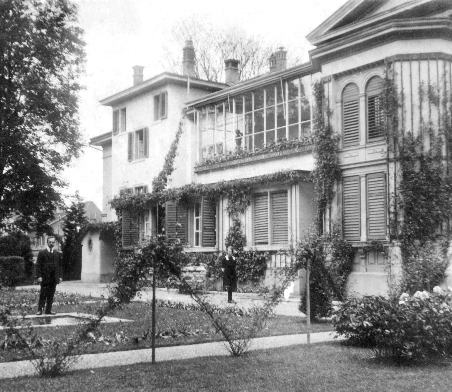 geschichte_aussenansicht_gartenmitarthurlisa_villaflora.jpg