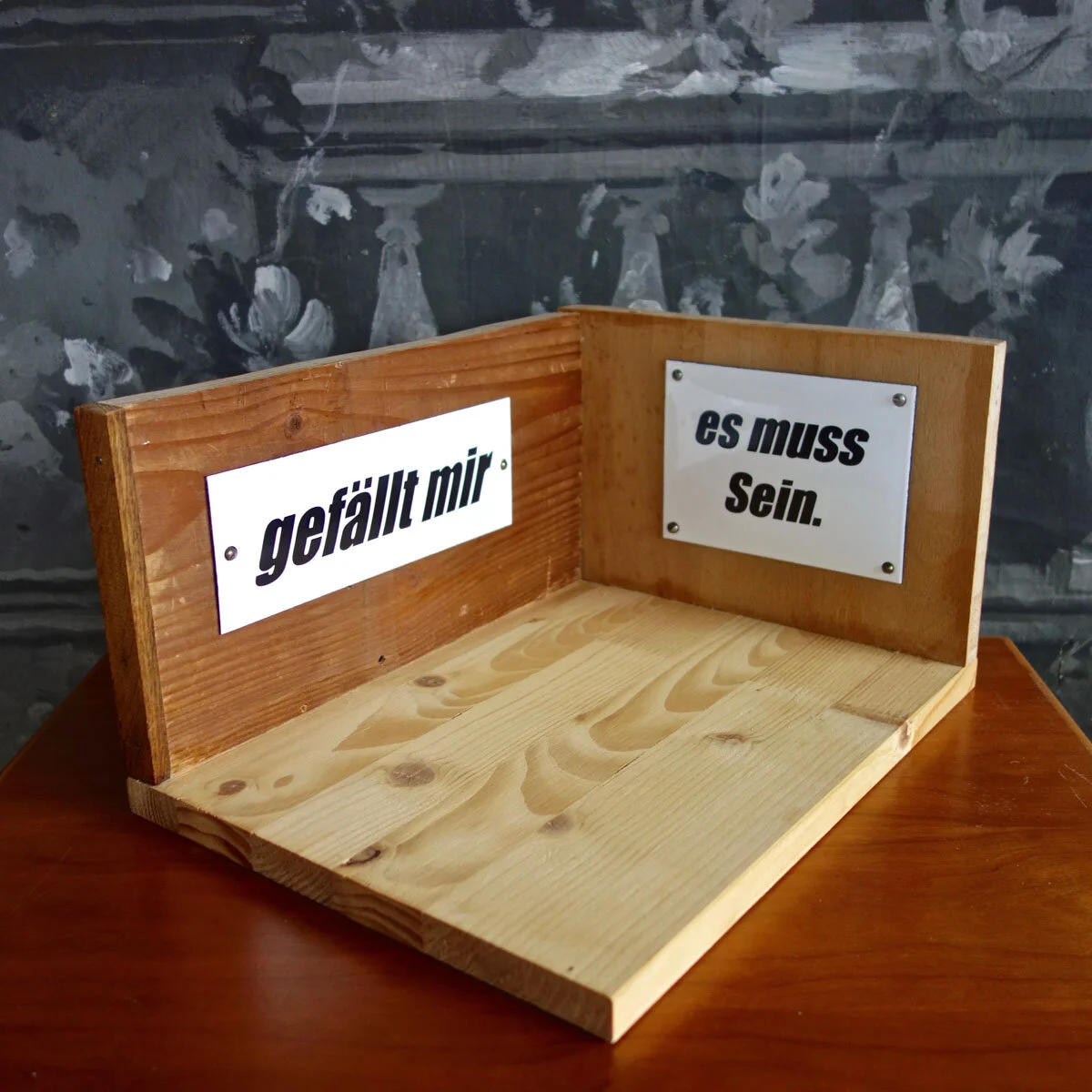   Sebastian Rogler   Kleine Zimmerecke, gefällt mir / es muss Sein 