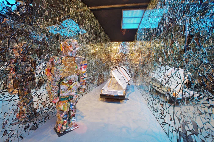   HA Schult   Sargauto in Spiegelscherben-Ecke 