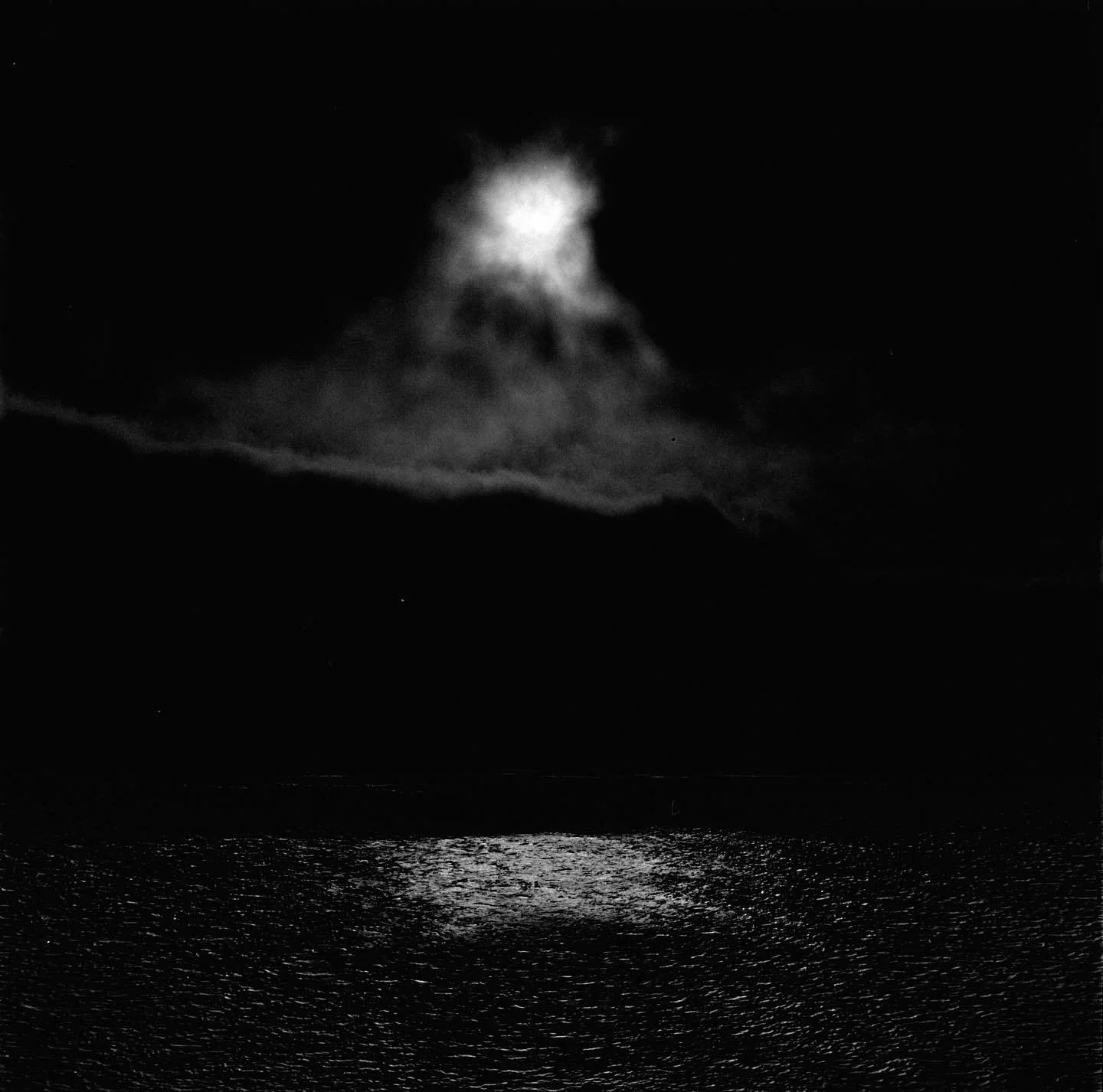 Surprised this one came out. Moonlight at sea. 

📸: Rolleiflex 2.8c
🎞️: Tri-X 400
🧑&zwj;🔬: Cs41

#filmphotography #filmisntdead #trix400 #trix #rolleiflex 

@kodakprofessional @kodak @kodak_cameraclub @thekodakmag