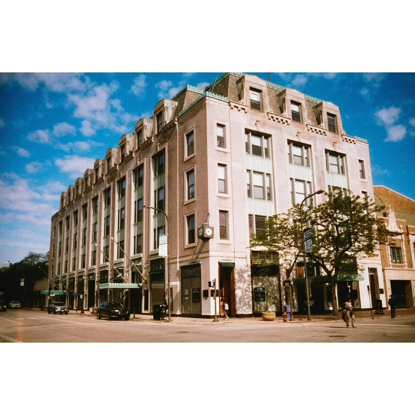 Harmon Phoenix, you elusive siren, you. When you hit, you really hit. 

📸: Olympus OM2
🎞️: Harmon Phoenix
🧑&zwj;🔬: Cs-41

#harmonphoenix @harmanphoto #phoenixfilm #filmphotography #filmphotos #olympusom2 #zuiko #filmisnotdead