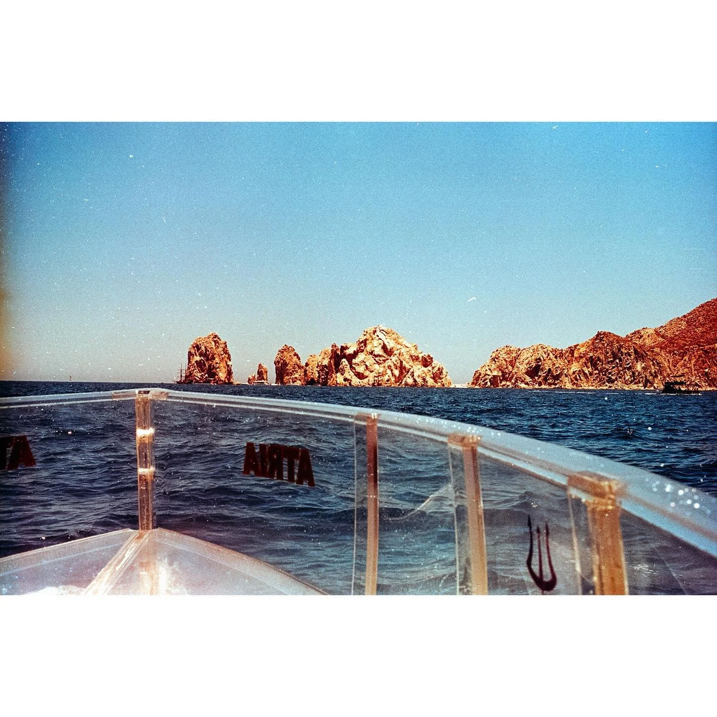Can the people hear, what the little fish are sayin&rsquo;? 🎶🐠
Took my film cameras on a cruise, how about a collaboration @carnival ? 🚢🤘🏻

📸: Olympus Om2
🎞️: Portra 800
👨&zwj;🔬: Cs41

#filmphotography #filmphotos #filmphotographer #filmisno